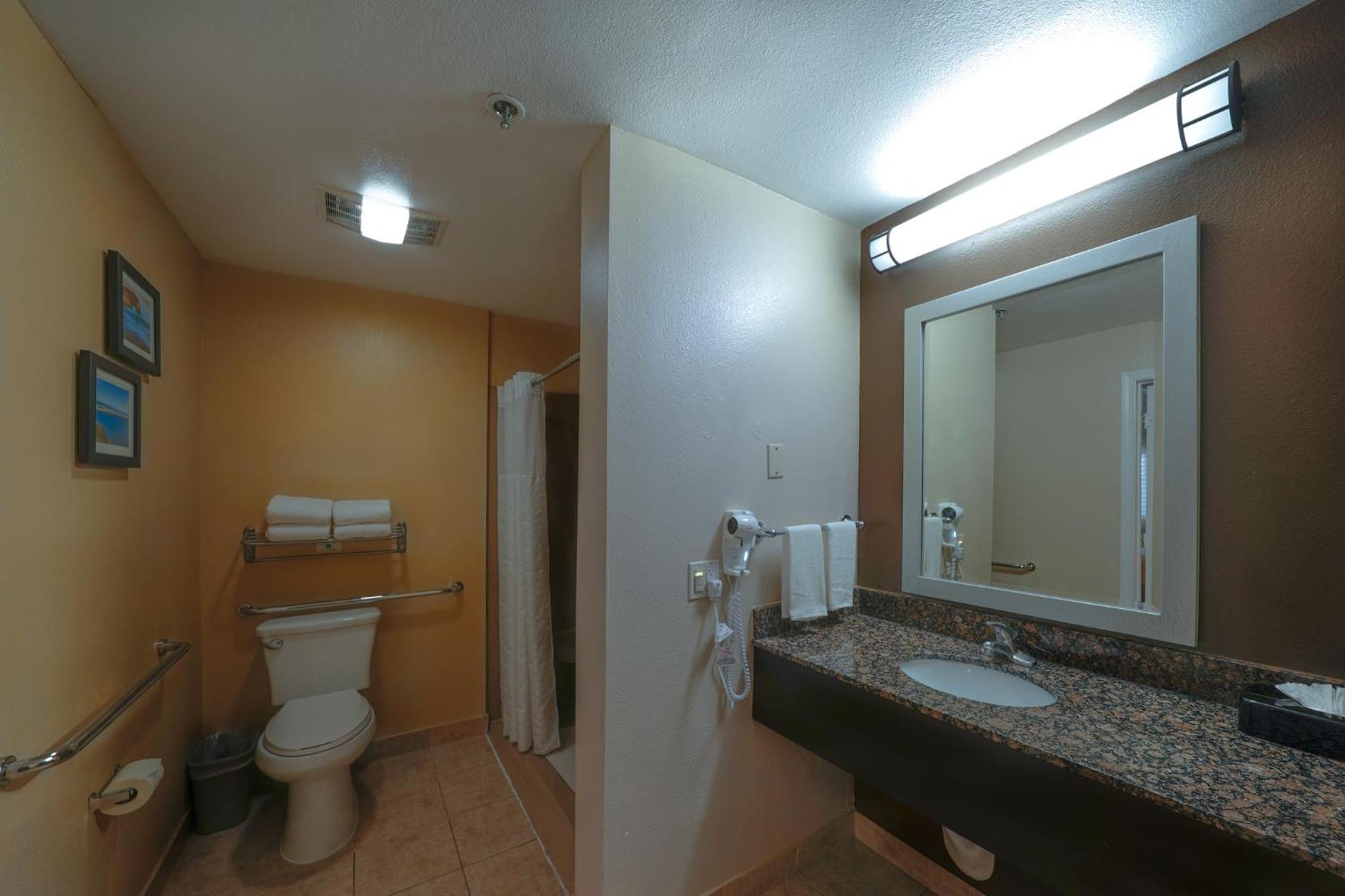 Queen Room with Two Queen Beds - Accessible/Non-Smoking  - Photo 5
