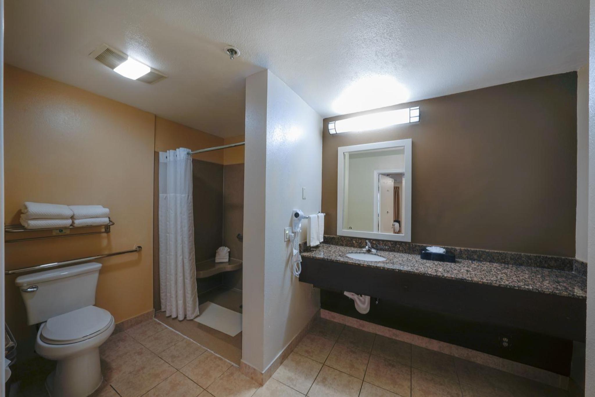 Queen Room with Two Queen Beds - Accessible/Non-Smoking  - Photo 4