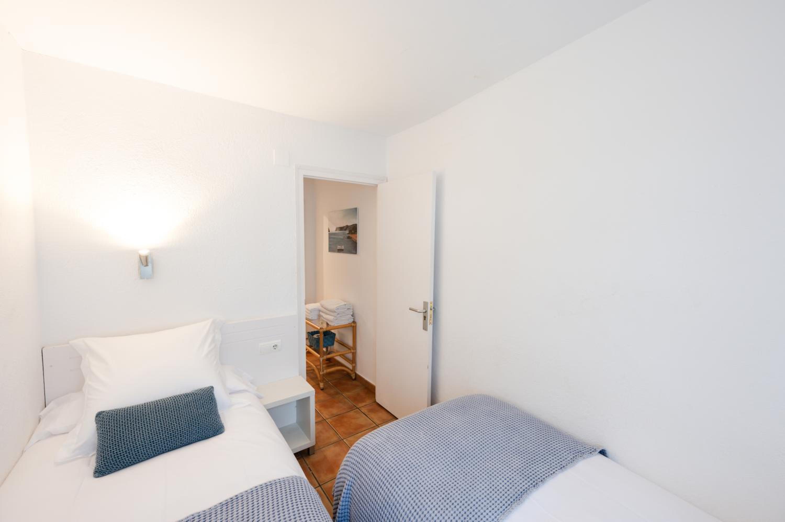 Quadruple Room with Private Bathroom photo 2