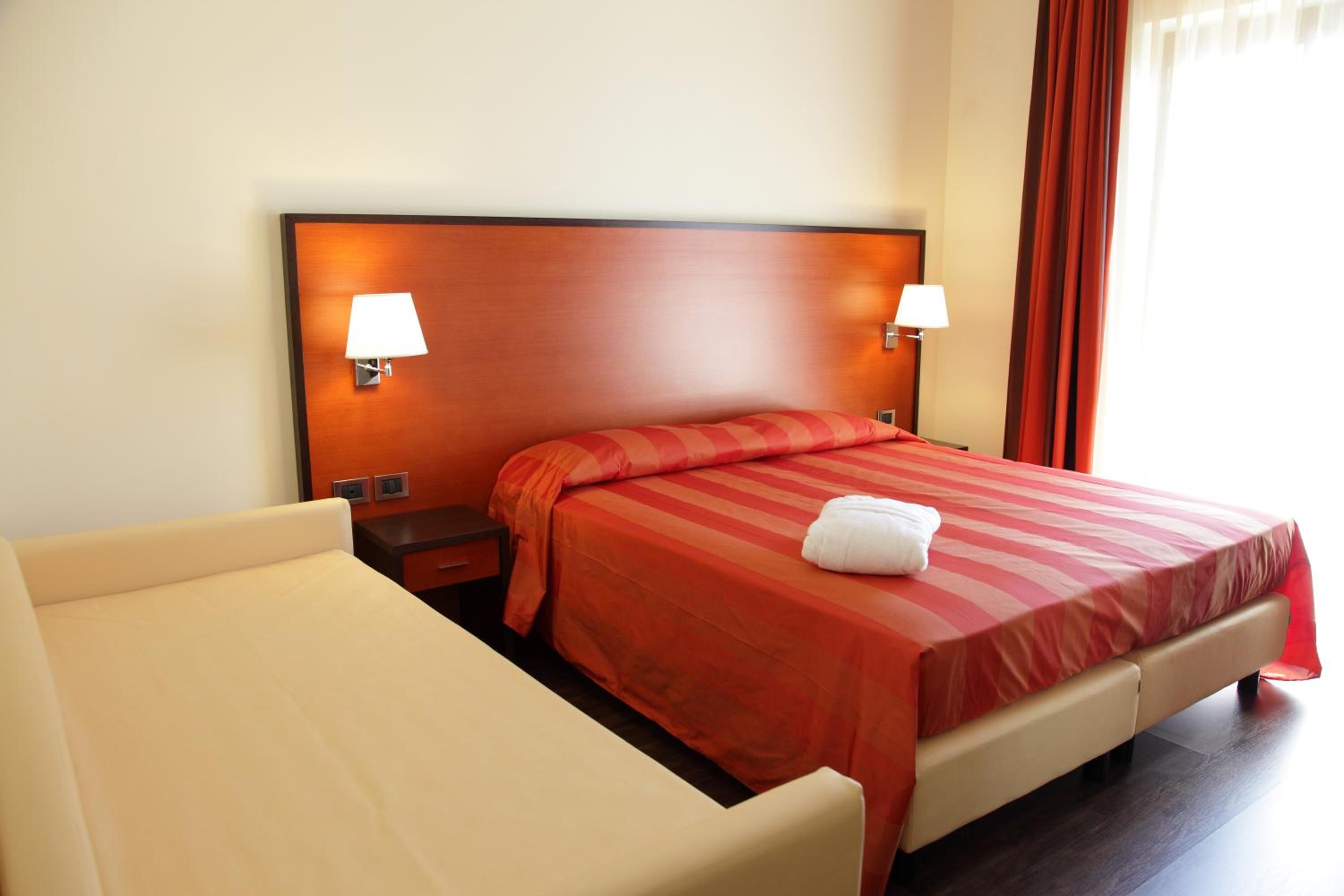 Standard Double Room - Photo 3