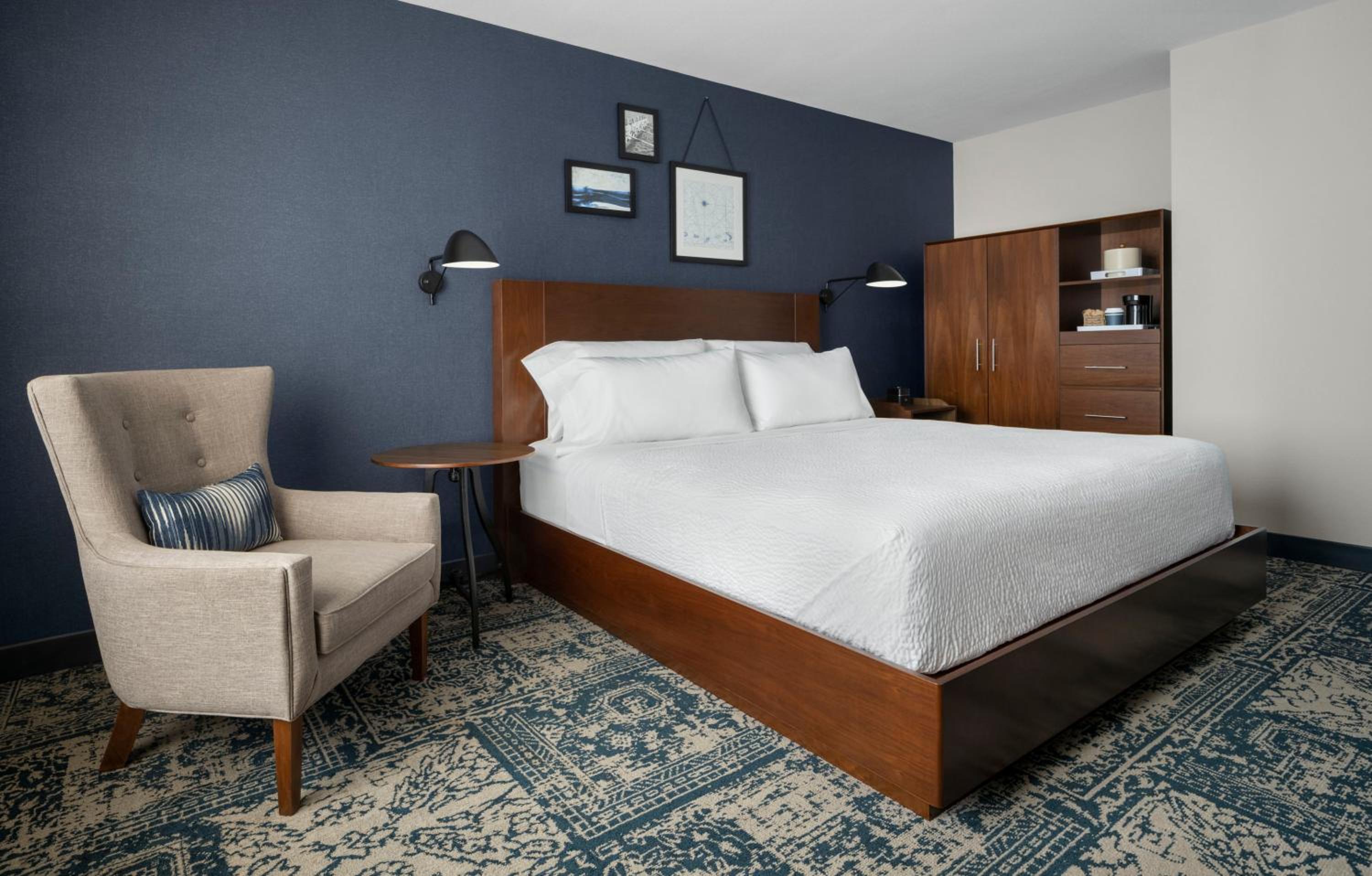 Corner King Suite with Sofa Bed - Photo 2