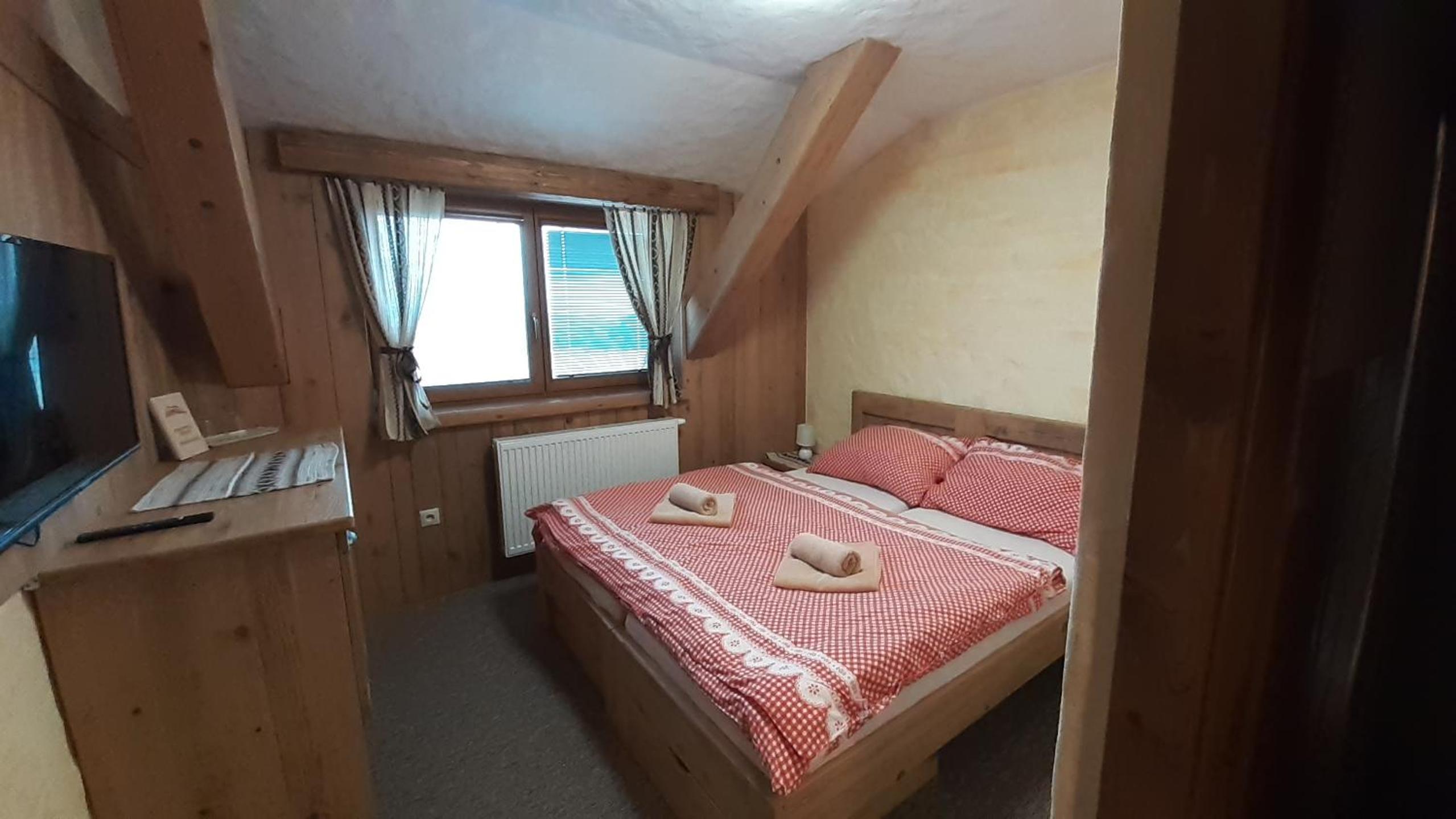 Double or Twin Room with Bathroom - Photo 6