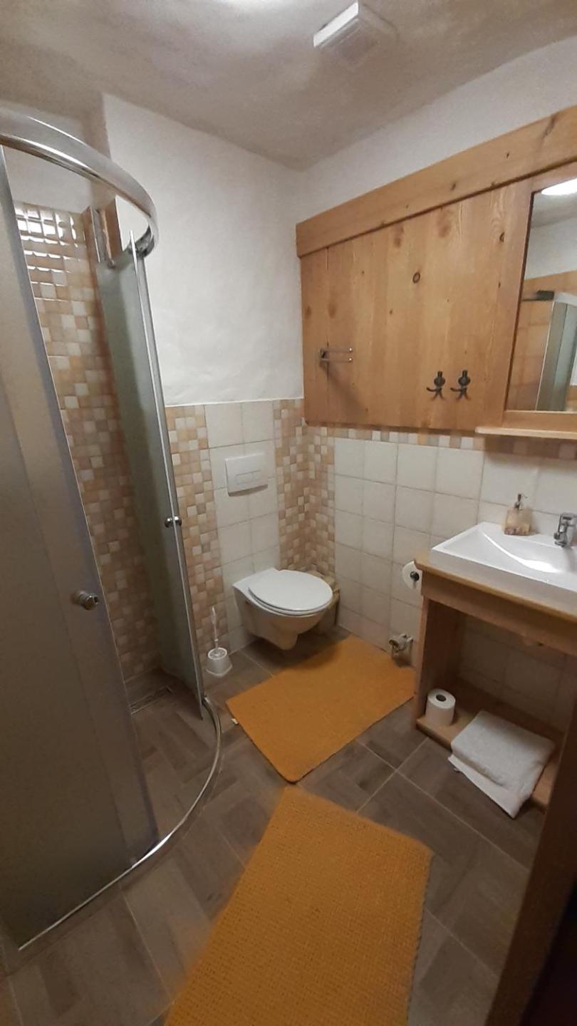 Double or Twin Room with Bathroom - Photo 5
