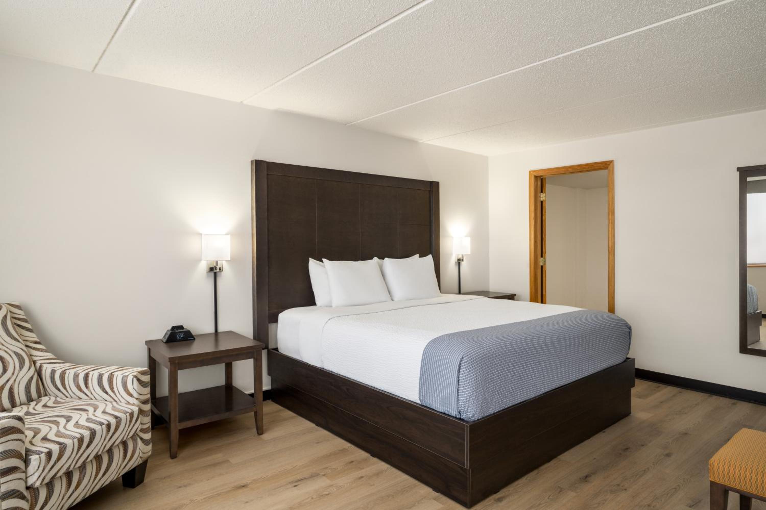 One -Bedroom King Suite, Non-Smoking - Photo 2