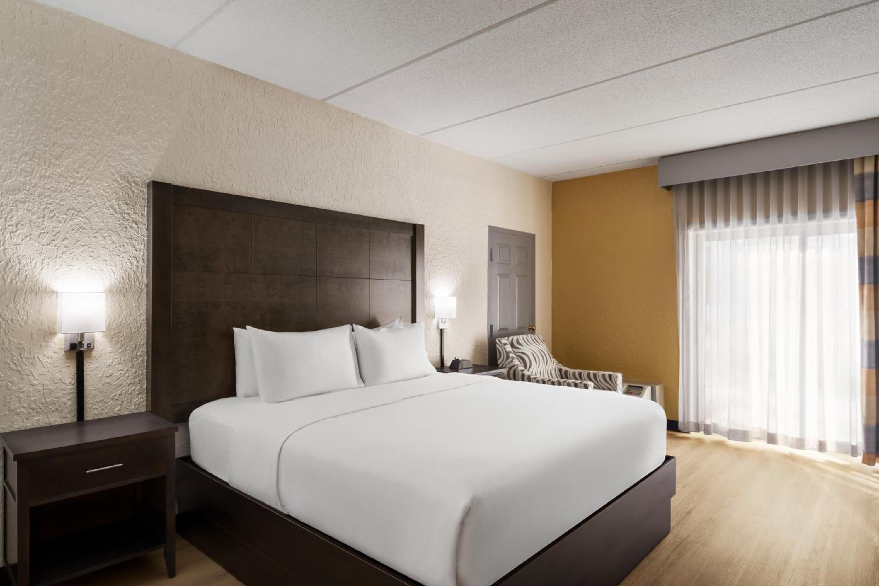 Deluxe King Room - Non-Smoking - Photo 2