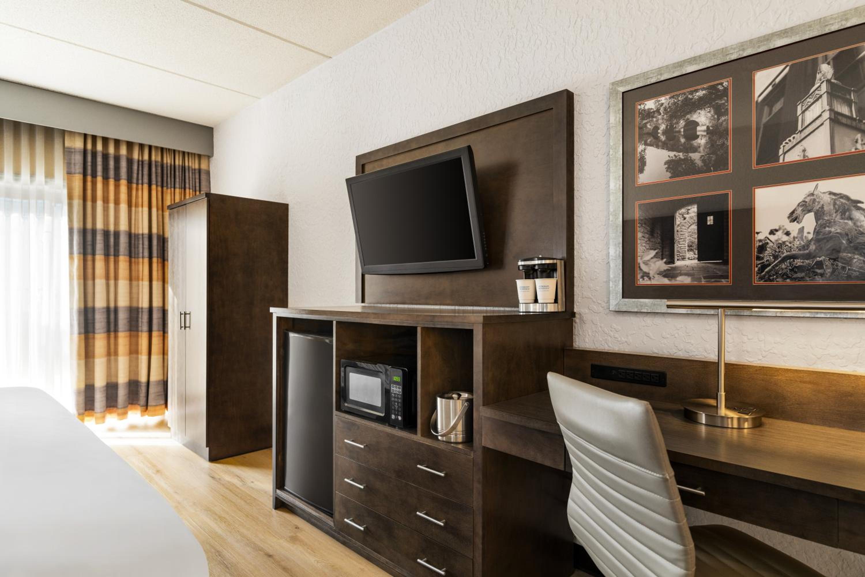 Deluxe King Room - Non-Smoking - Photo 8