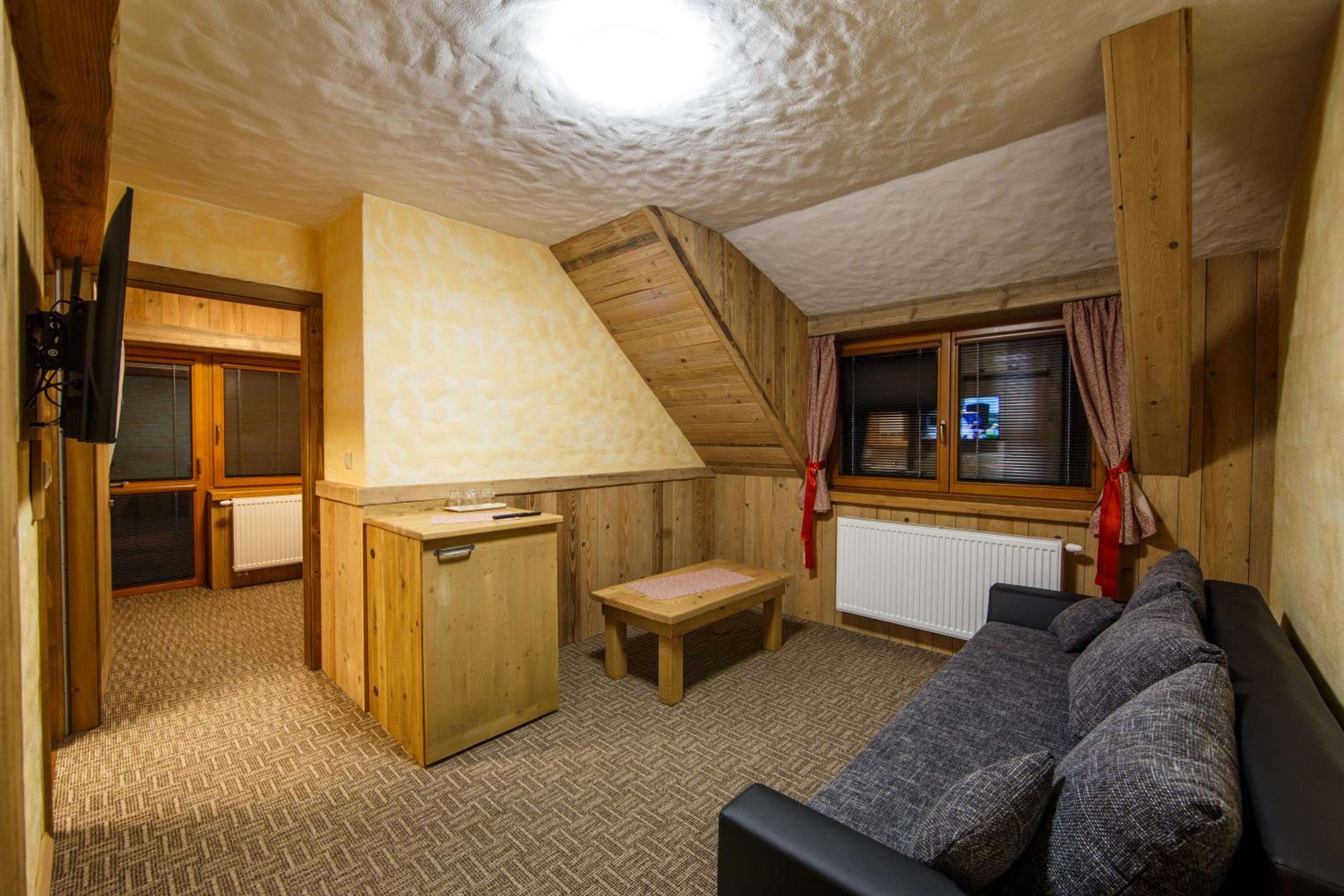 Apartment with Balcony - Photo 2