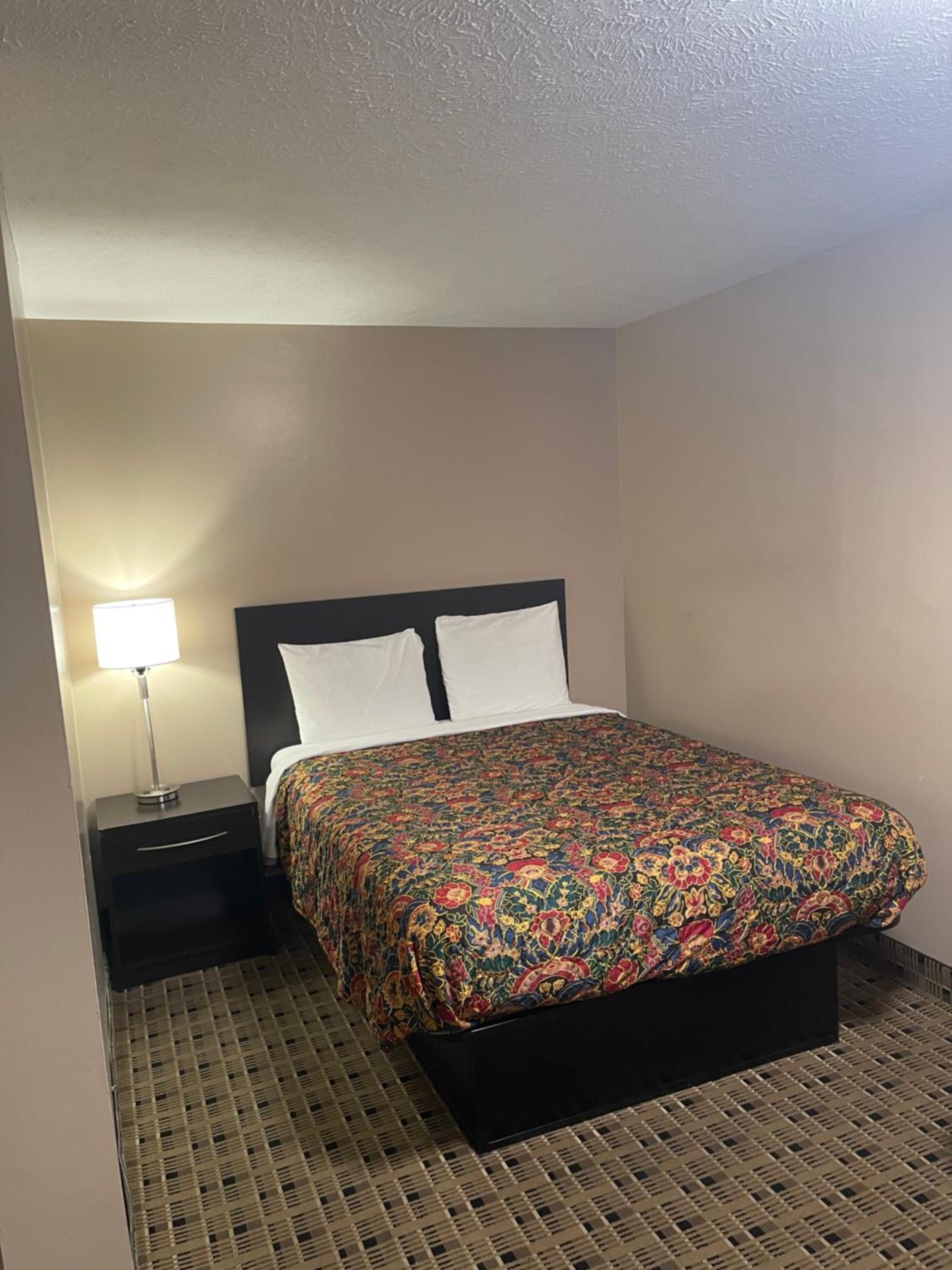 Queen Room photo 2