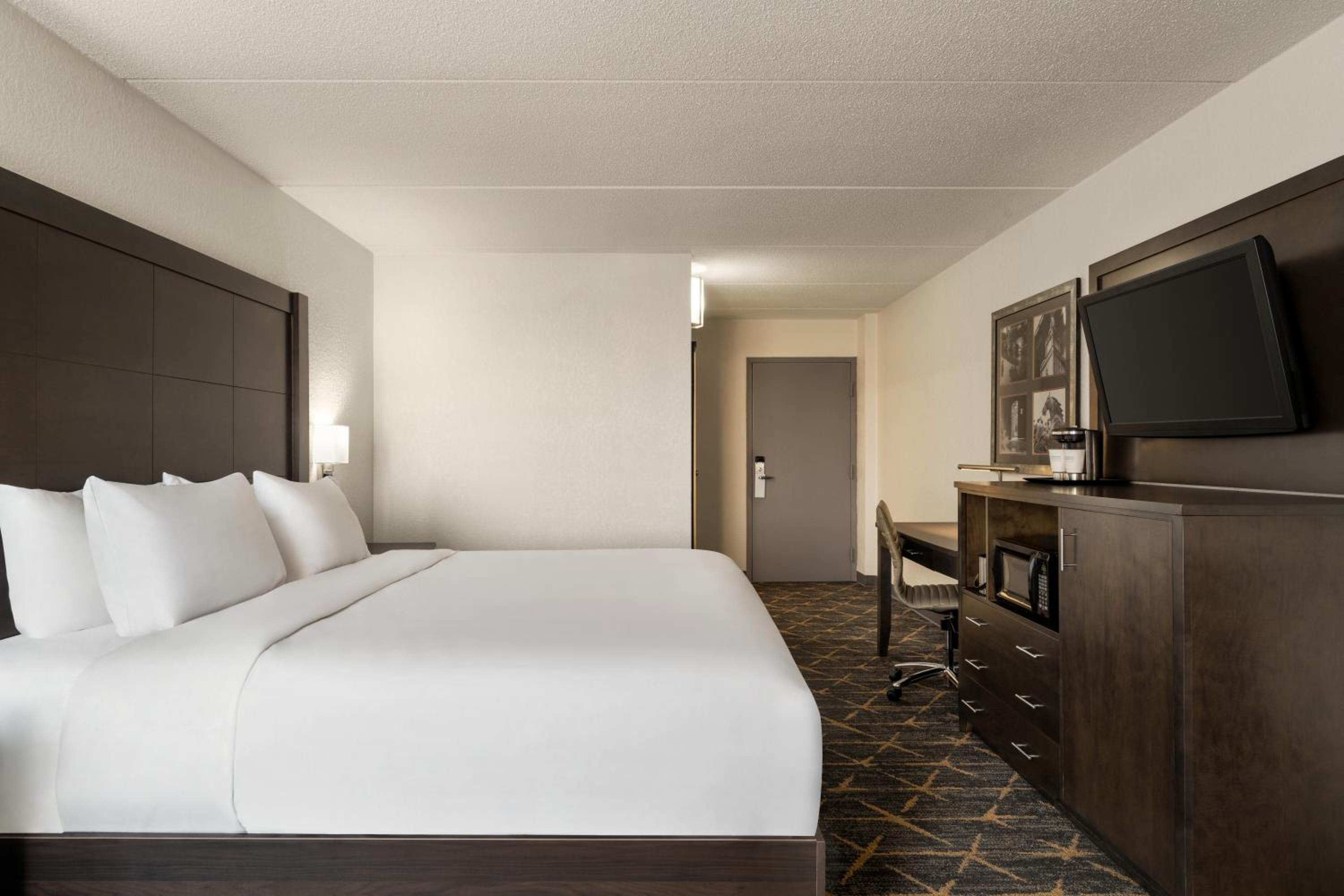 King Room - Non-Smoking - Photo 2