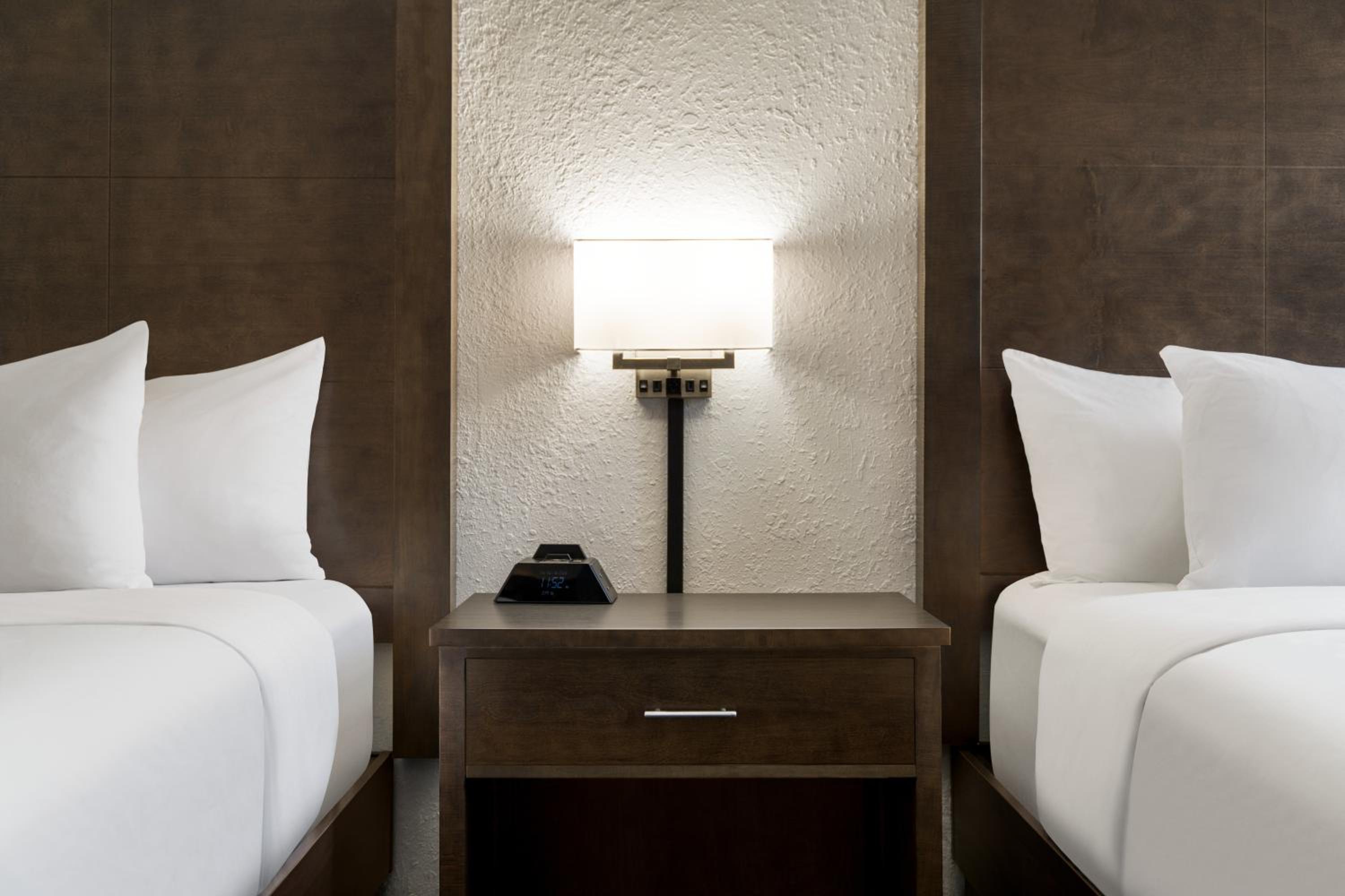 Queen Room with Two Queen Beds - Non-Smoking - Photo 2