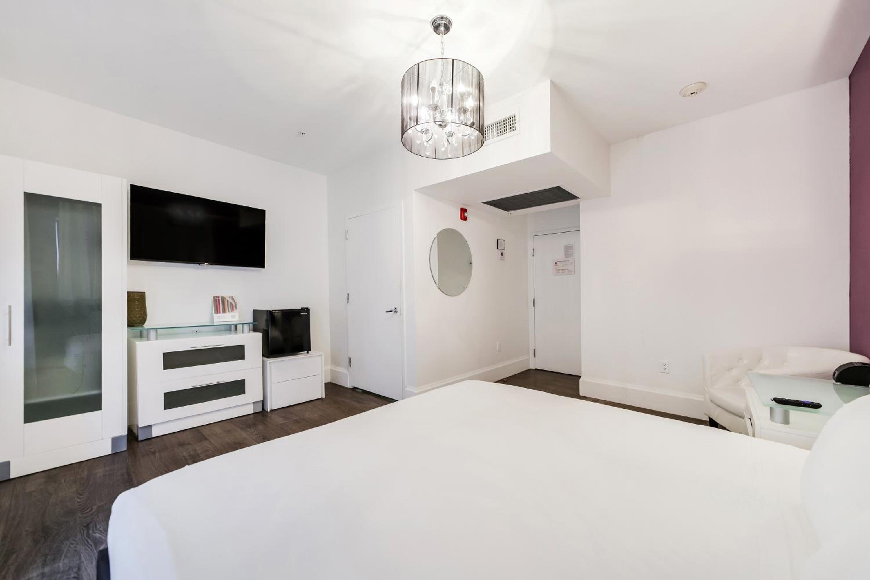 Deluxe King Room (Self Check-in) thumbnail 6
