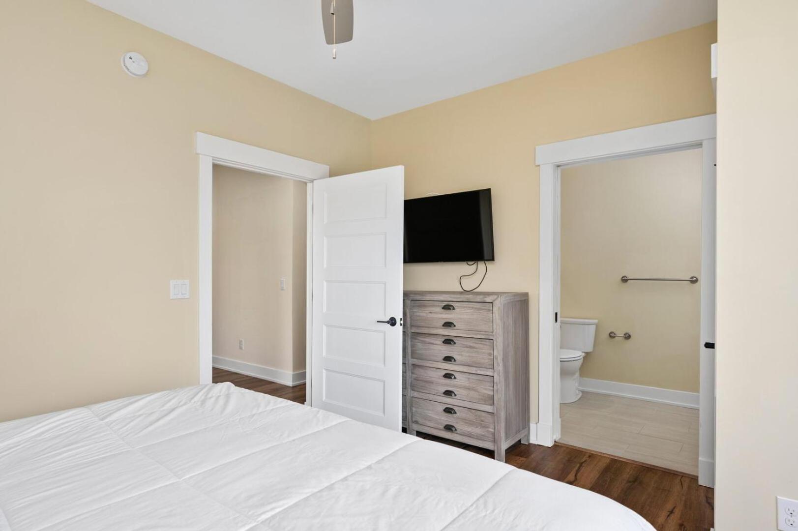Six-Bedroom House photo 3