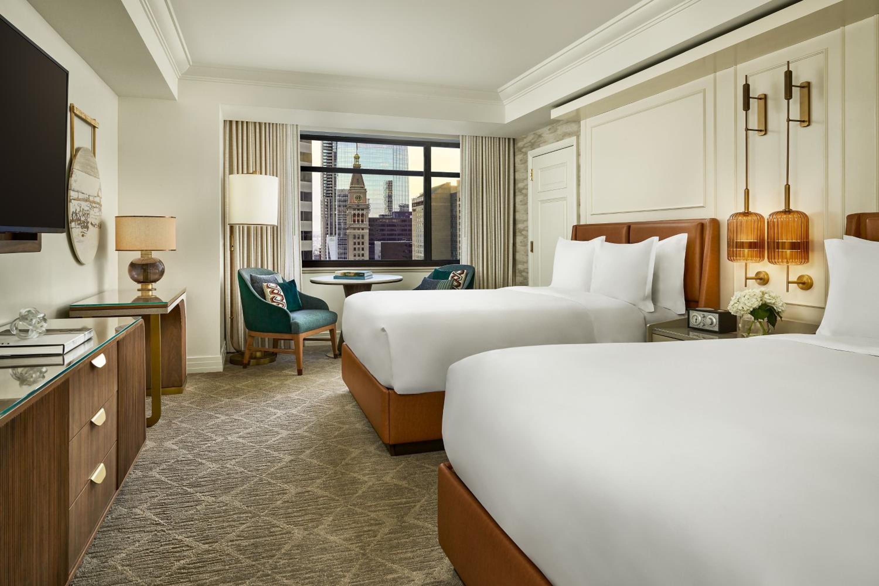 Queen Room with Tub and City View - Mobility Accessible
