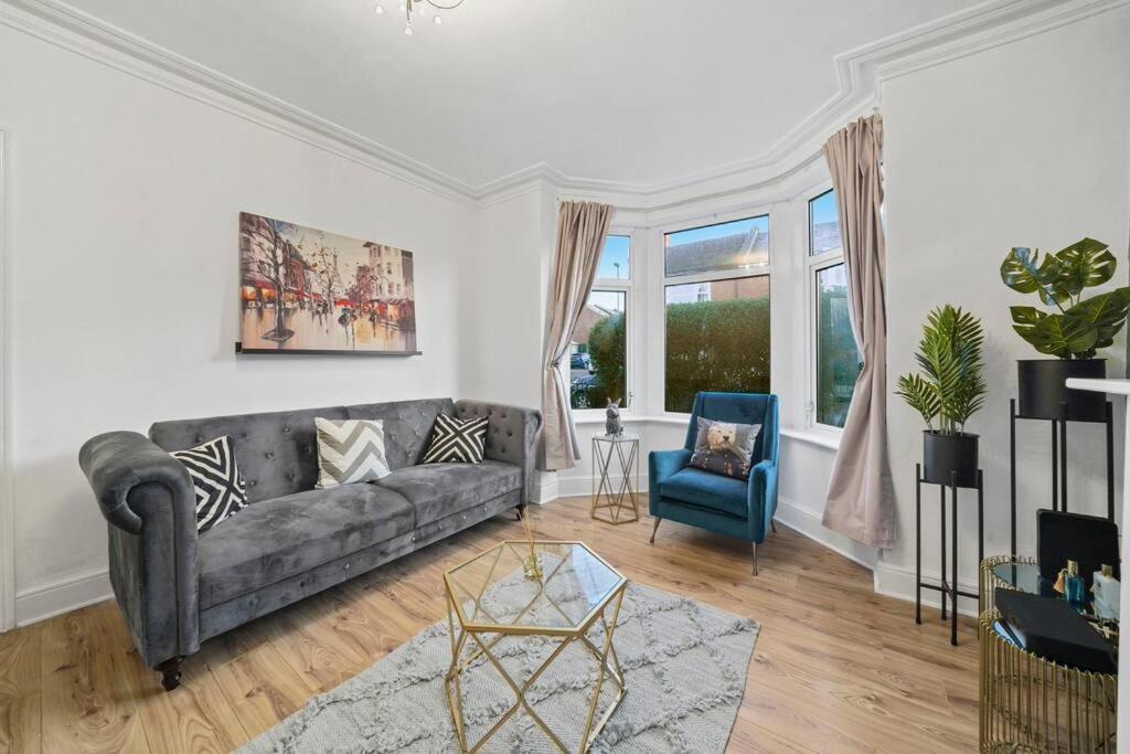 Five-Bedroom House photo 1