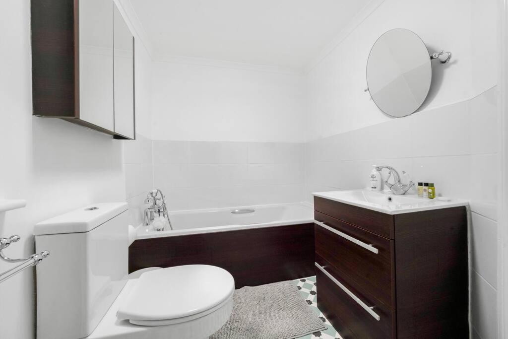 Five-Bedroom House photo 2