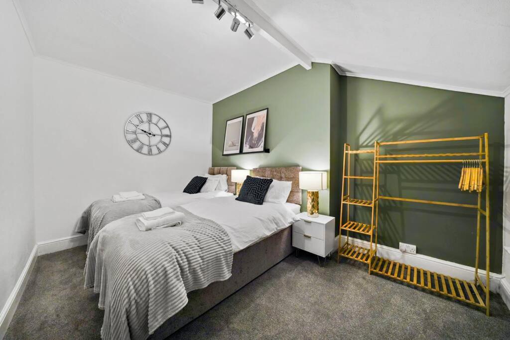 Five-Bedroom House photo 3