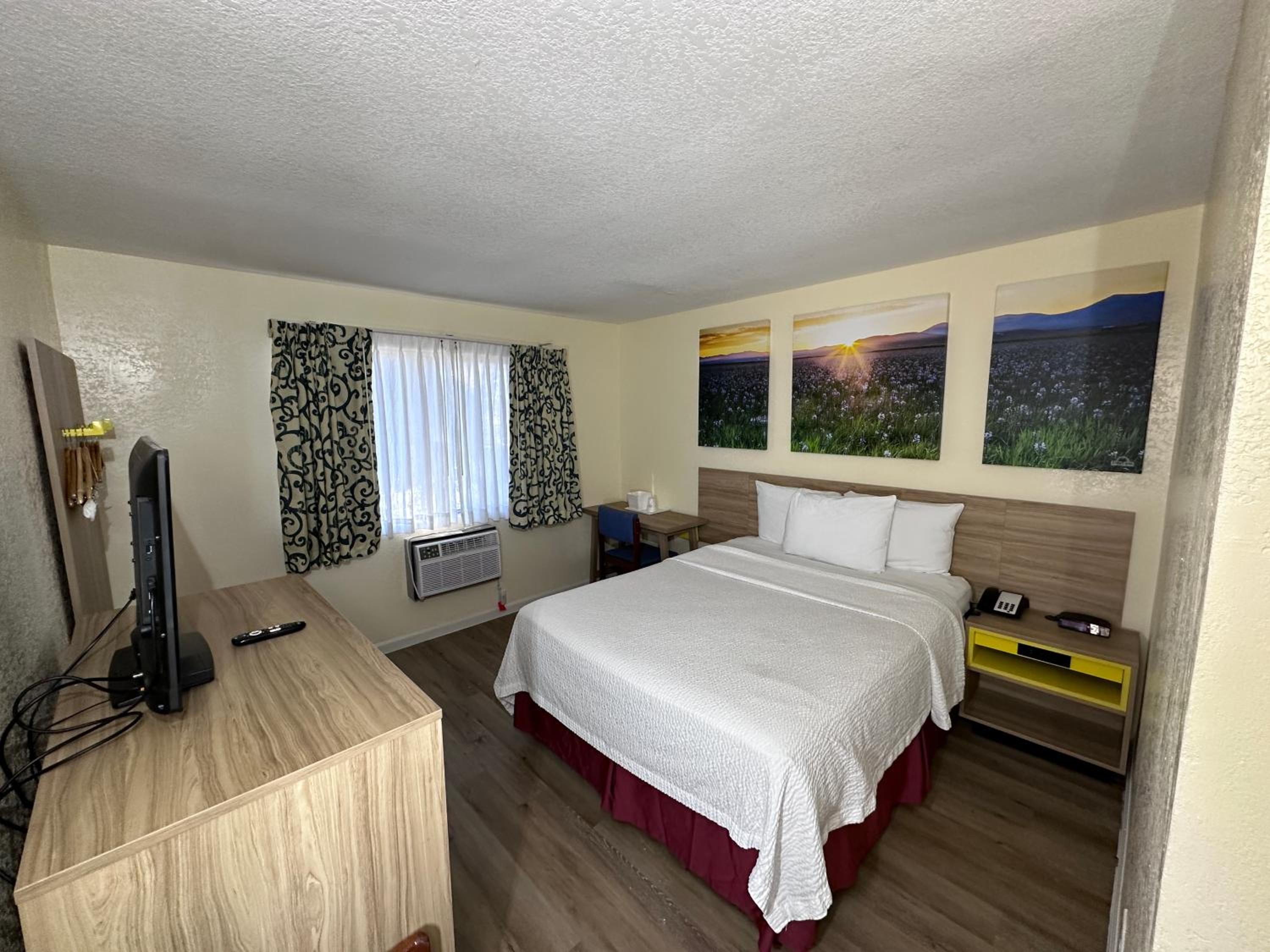 King Room - Non-Smoking - Photo 7