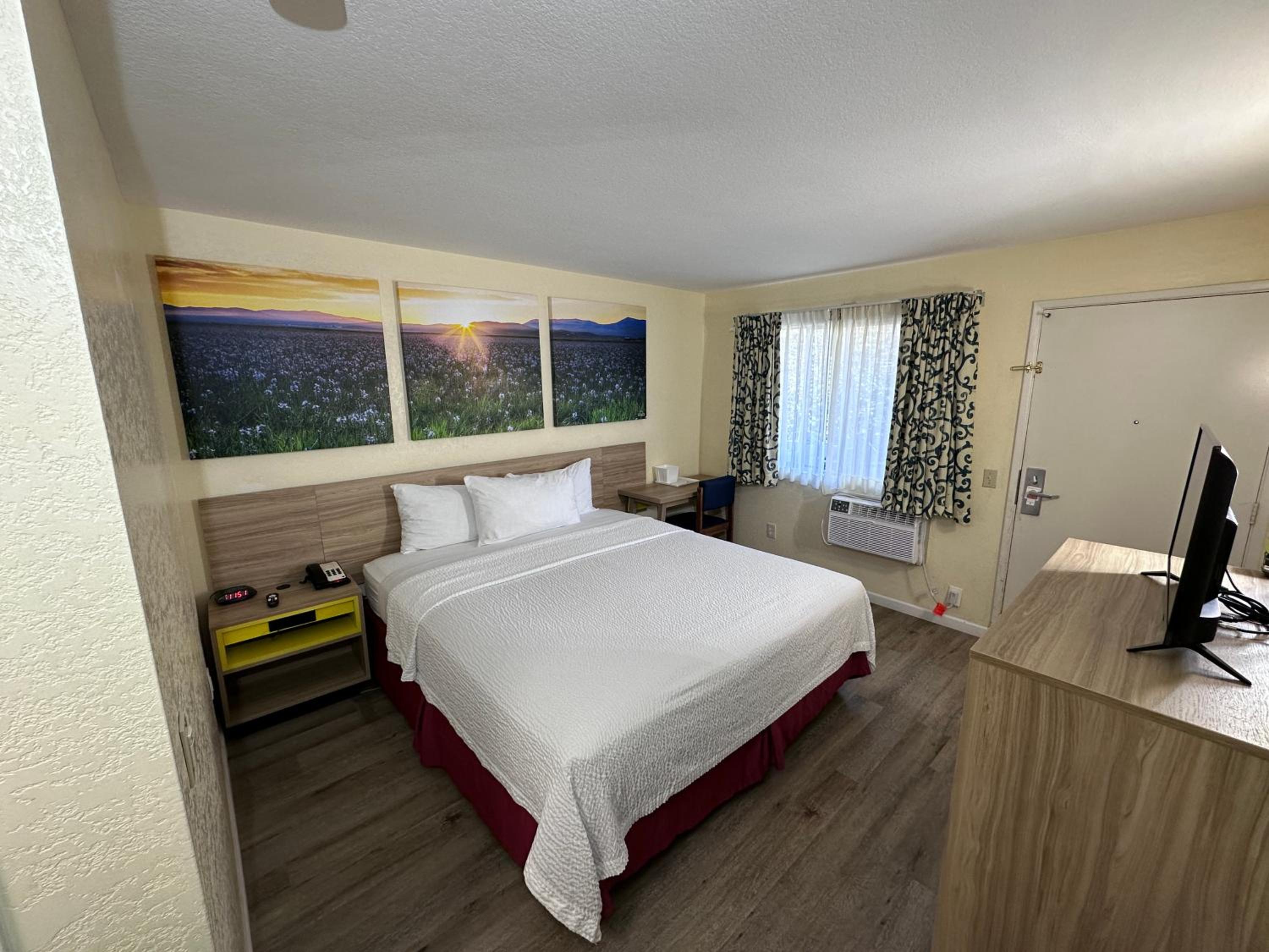King Room - Non-Smoking - Photo 3