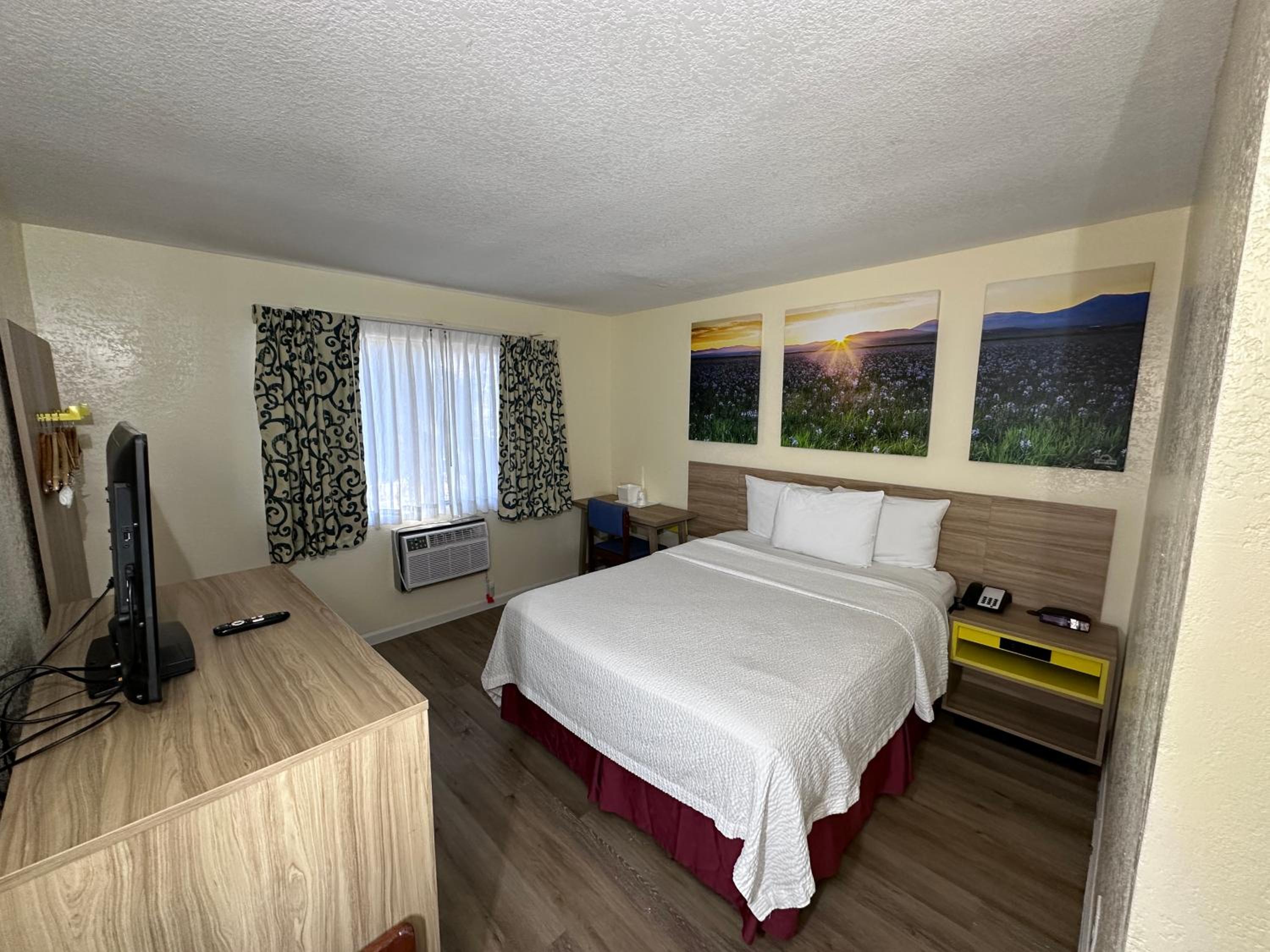 King Room - Non-Smoking - Photo 1