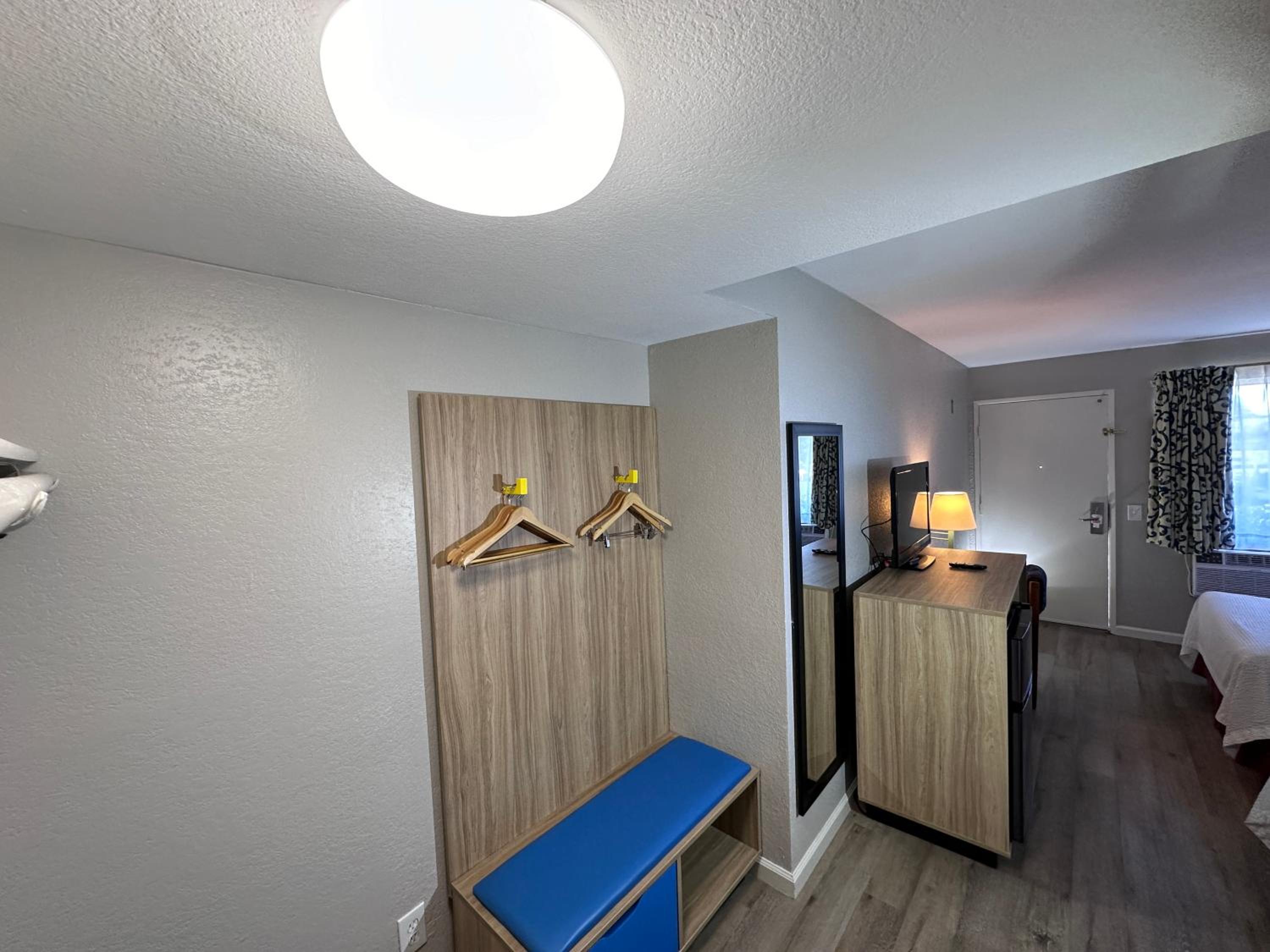 Double Room with Two Double Beds - Non-Smoking - Photo 4