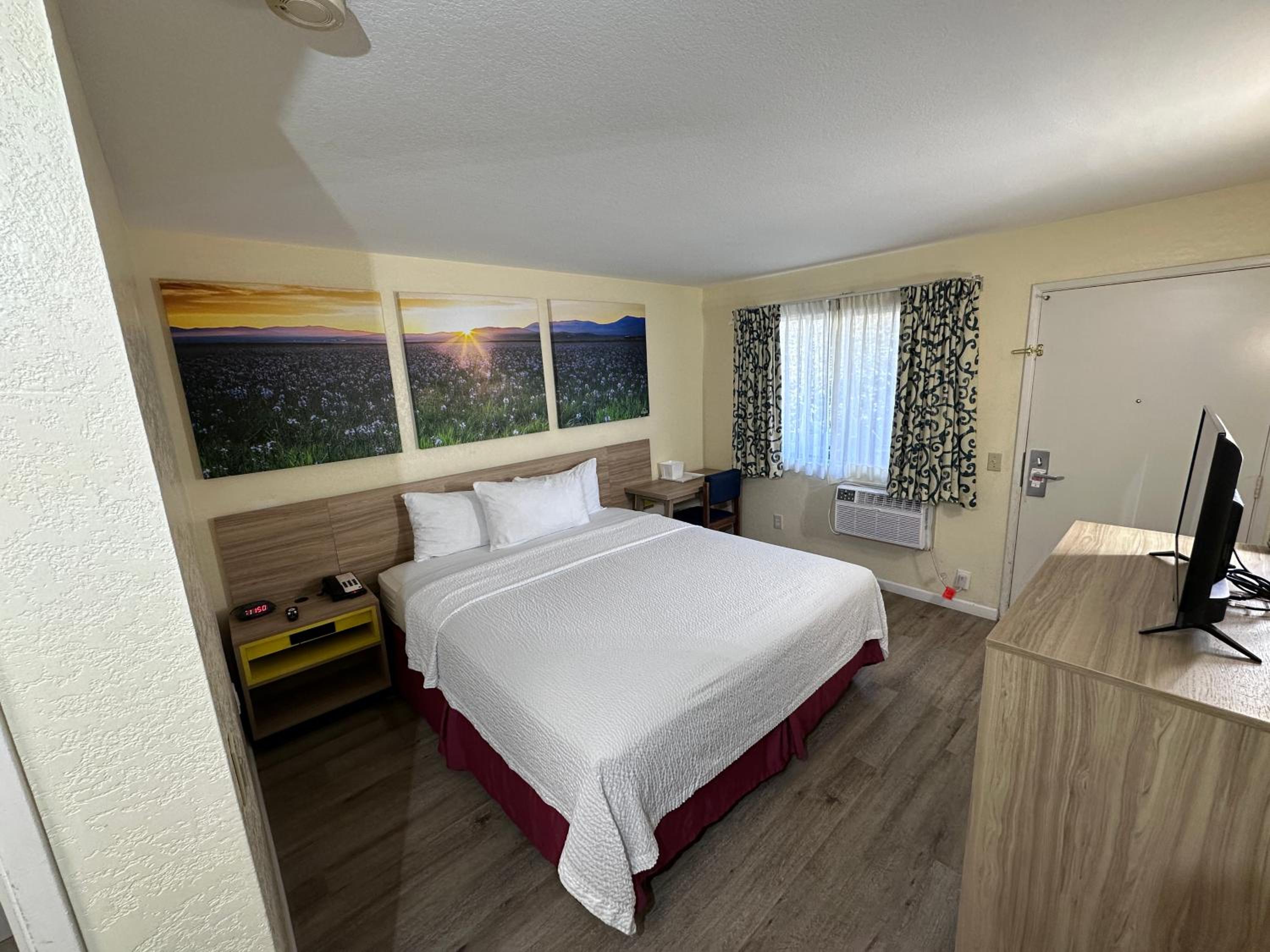 Queen Room - Non-Smoking - Photo 2