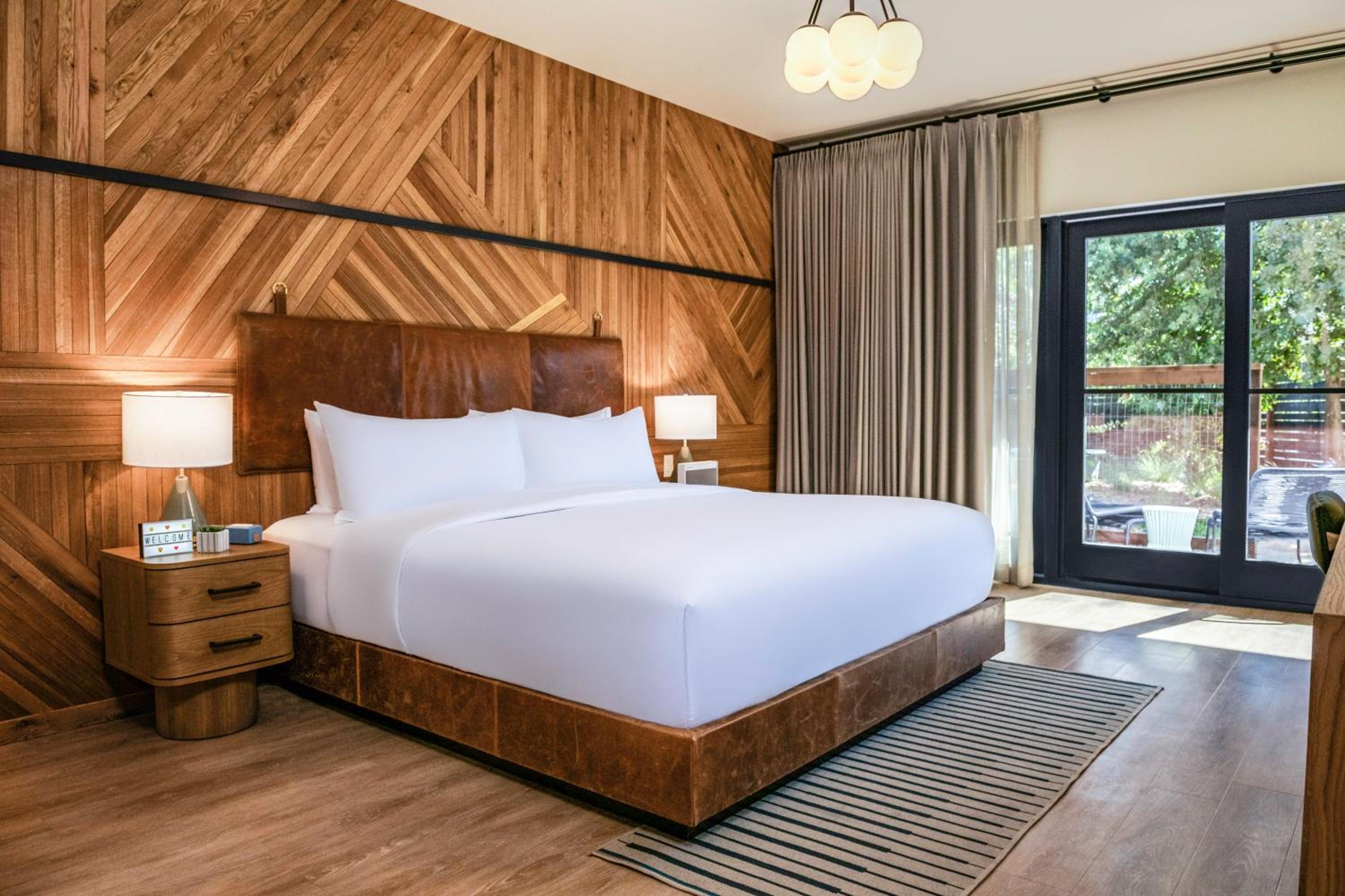 1 KING BED PREMIUM WITH TERRACE    