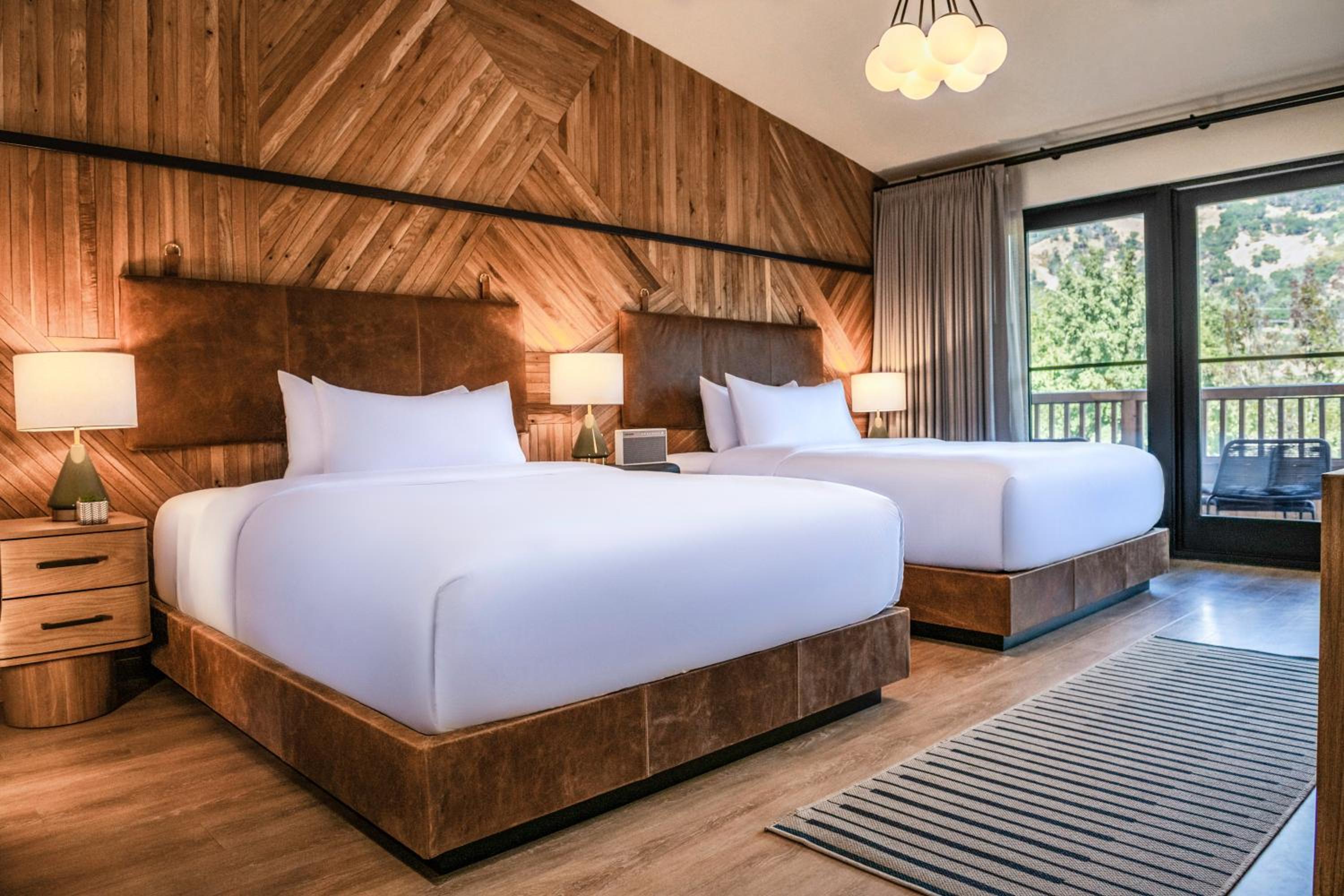 2 QUEEN BEDS PREMIUM WITH BALCONY      