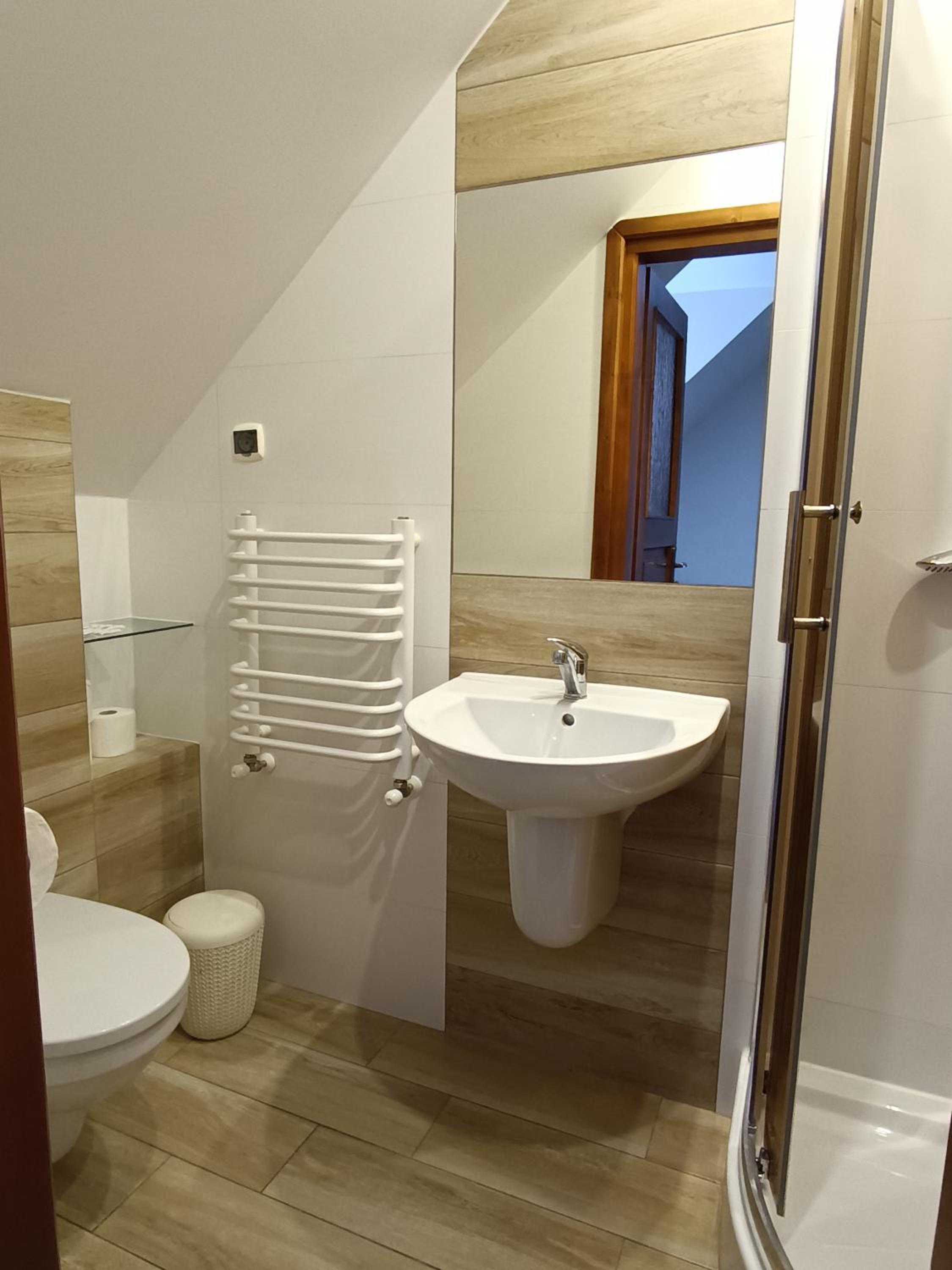Family Room with Private Bathroom - Photo 5
