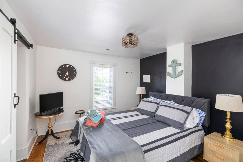 Six-Bedroom House photo 1
