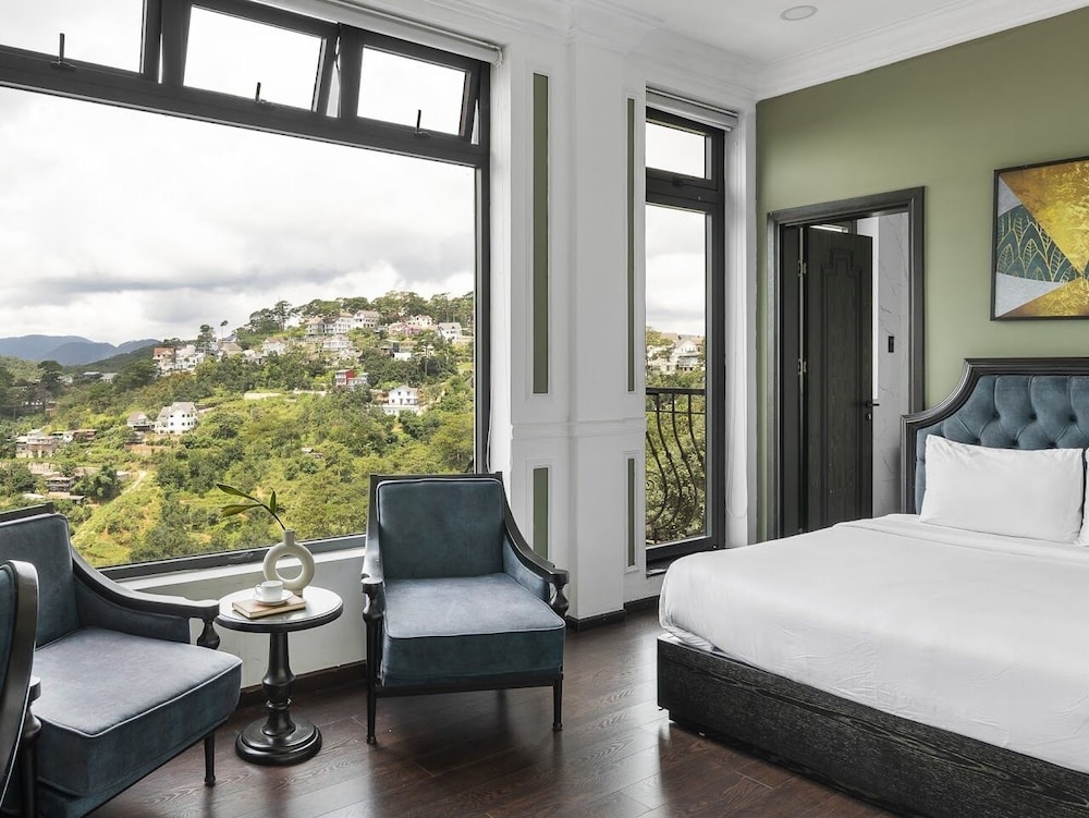 Deluxe Double Room Single Use, 1 Queen Bed, Mountain View