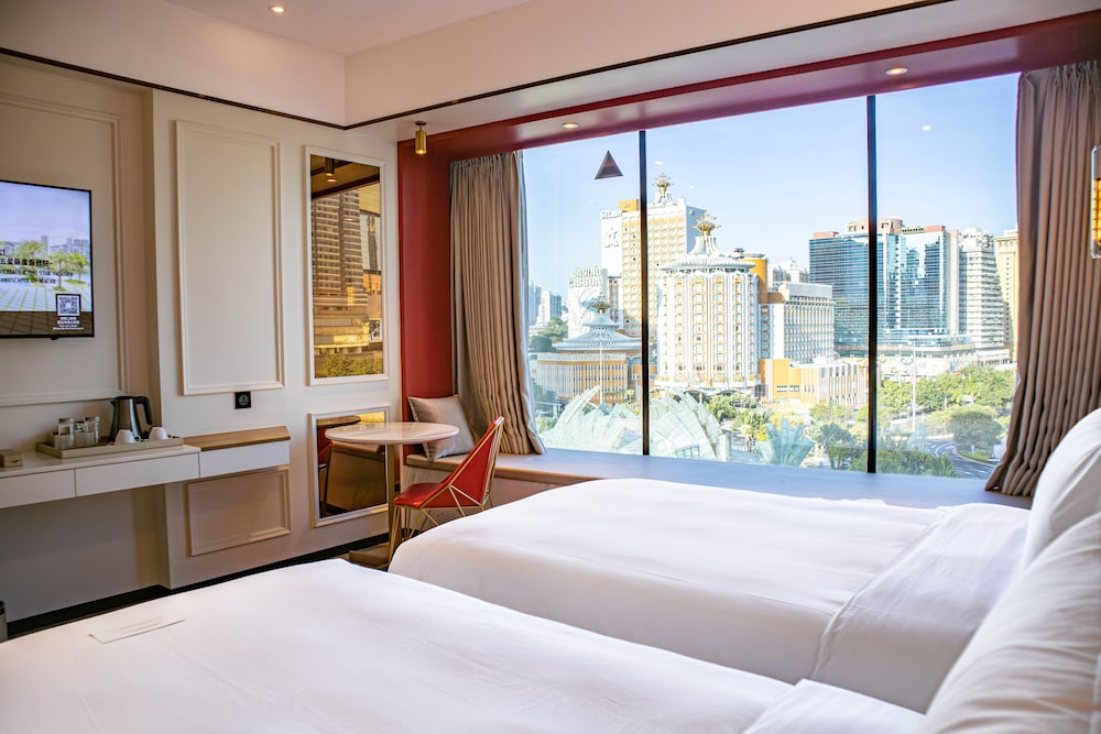 Gold (Resorts World) Fountain View Room photo 3
