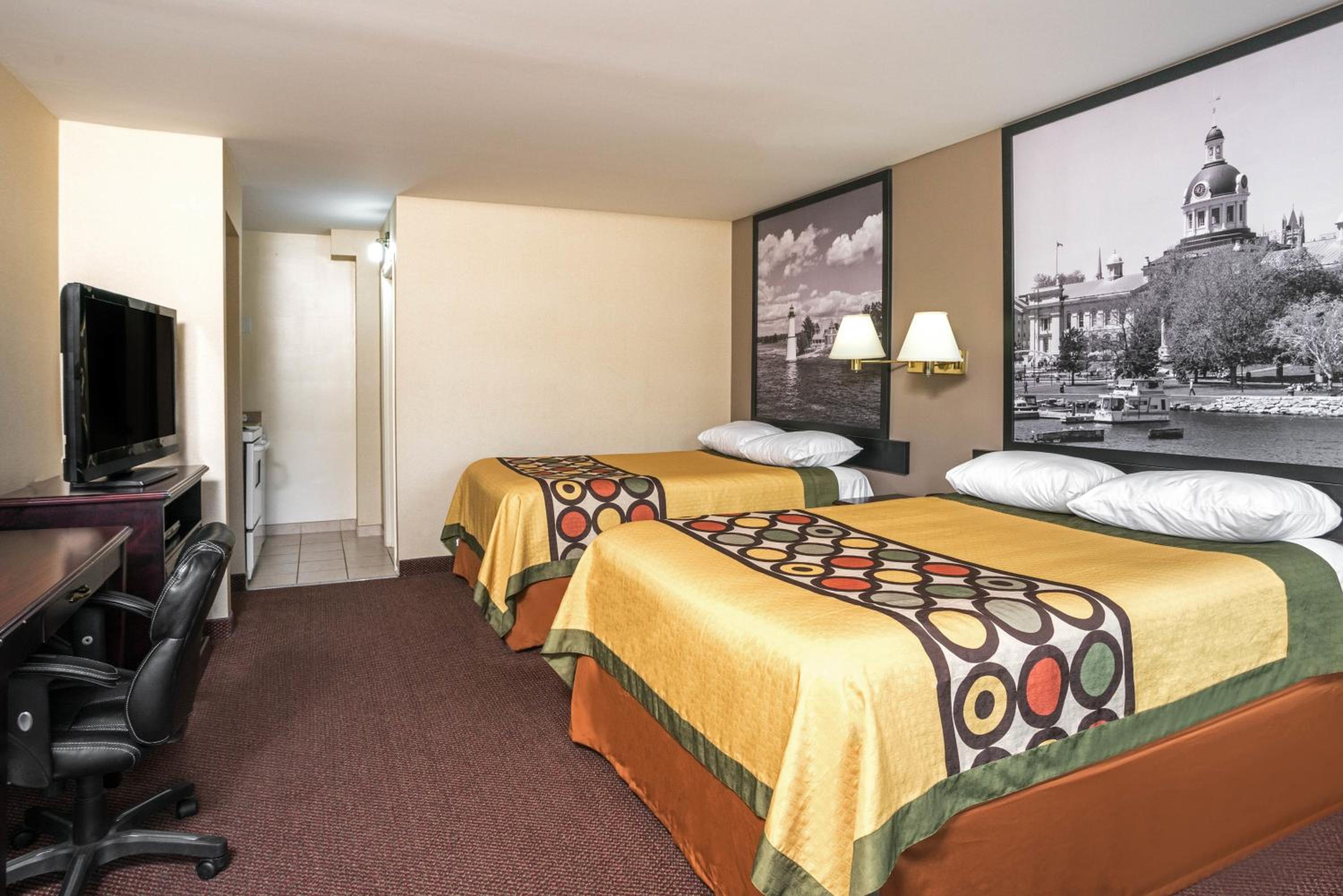 Deluxe Studio with Two Double Beds - Non-Smoking photo 3