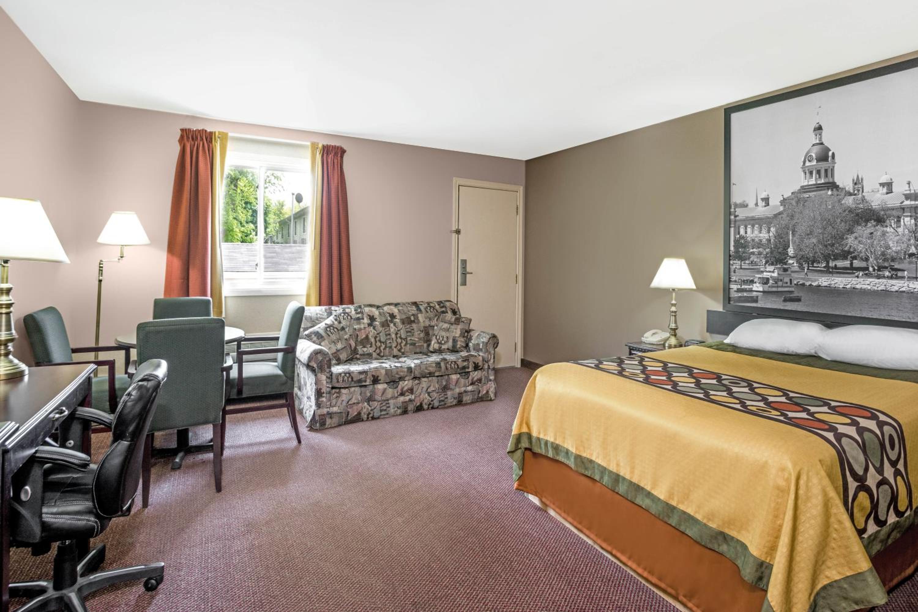 Studio Suite with One Queen and Two Twin Beds - Non-Smoking photo 3