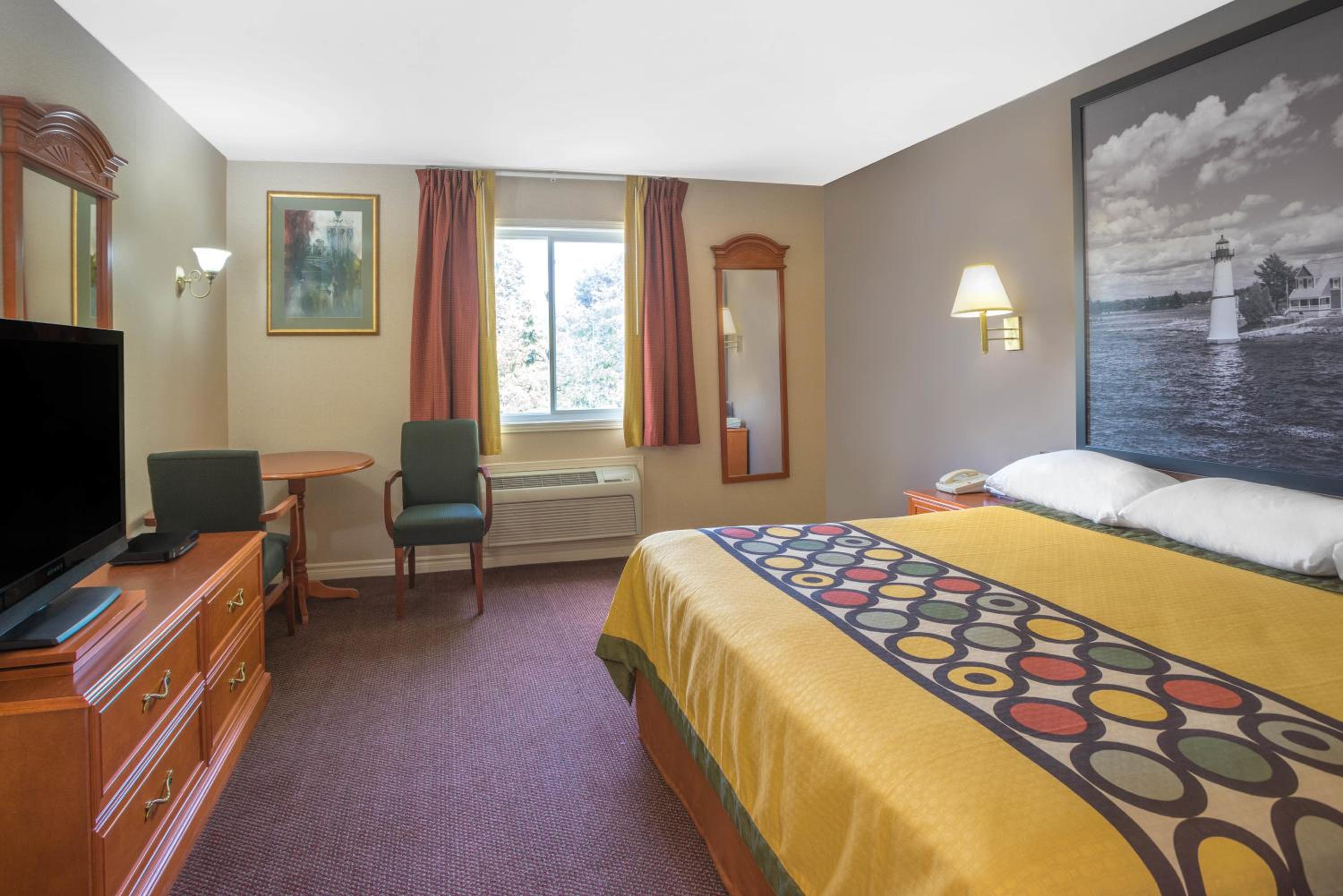 One-Bedroom King Suite - Non-Smoking photo 2