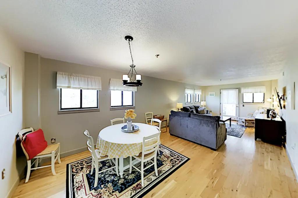 Three-Bedroom Apartment photo 1