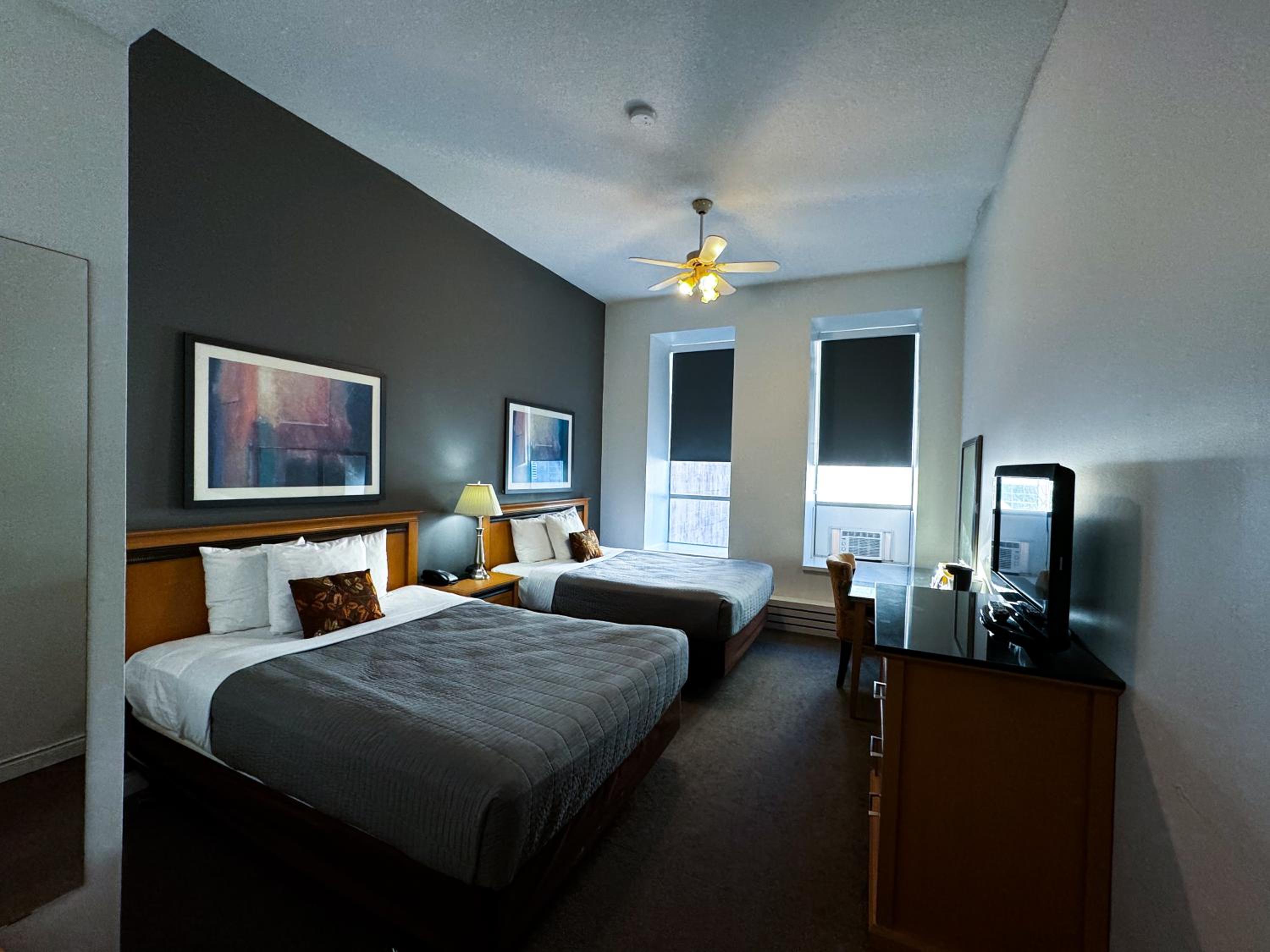 Queen Room with Two Queen Beds - Photo 5