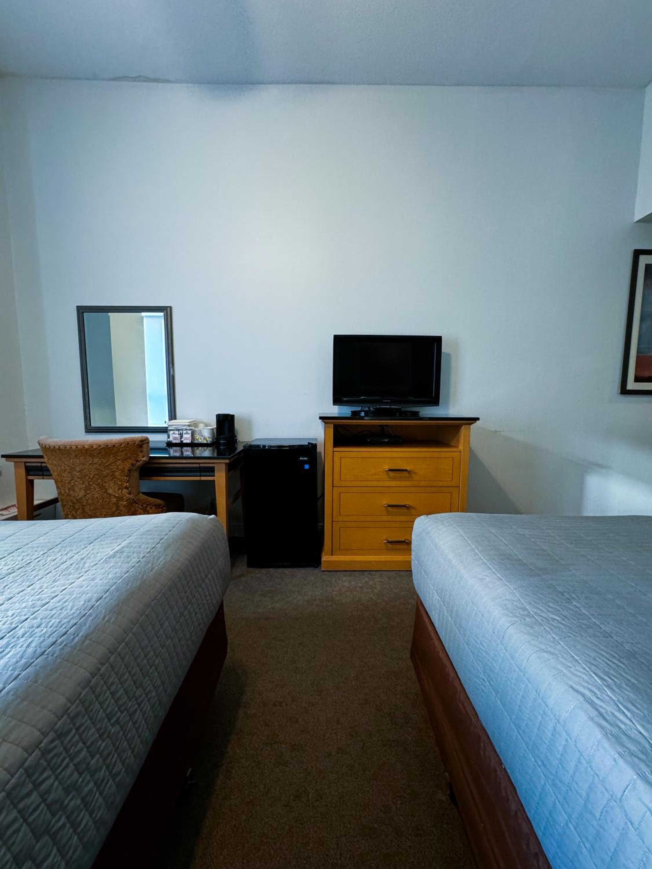 Queen Room with Two Queen Beds - Photo 4
