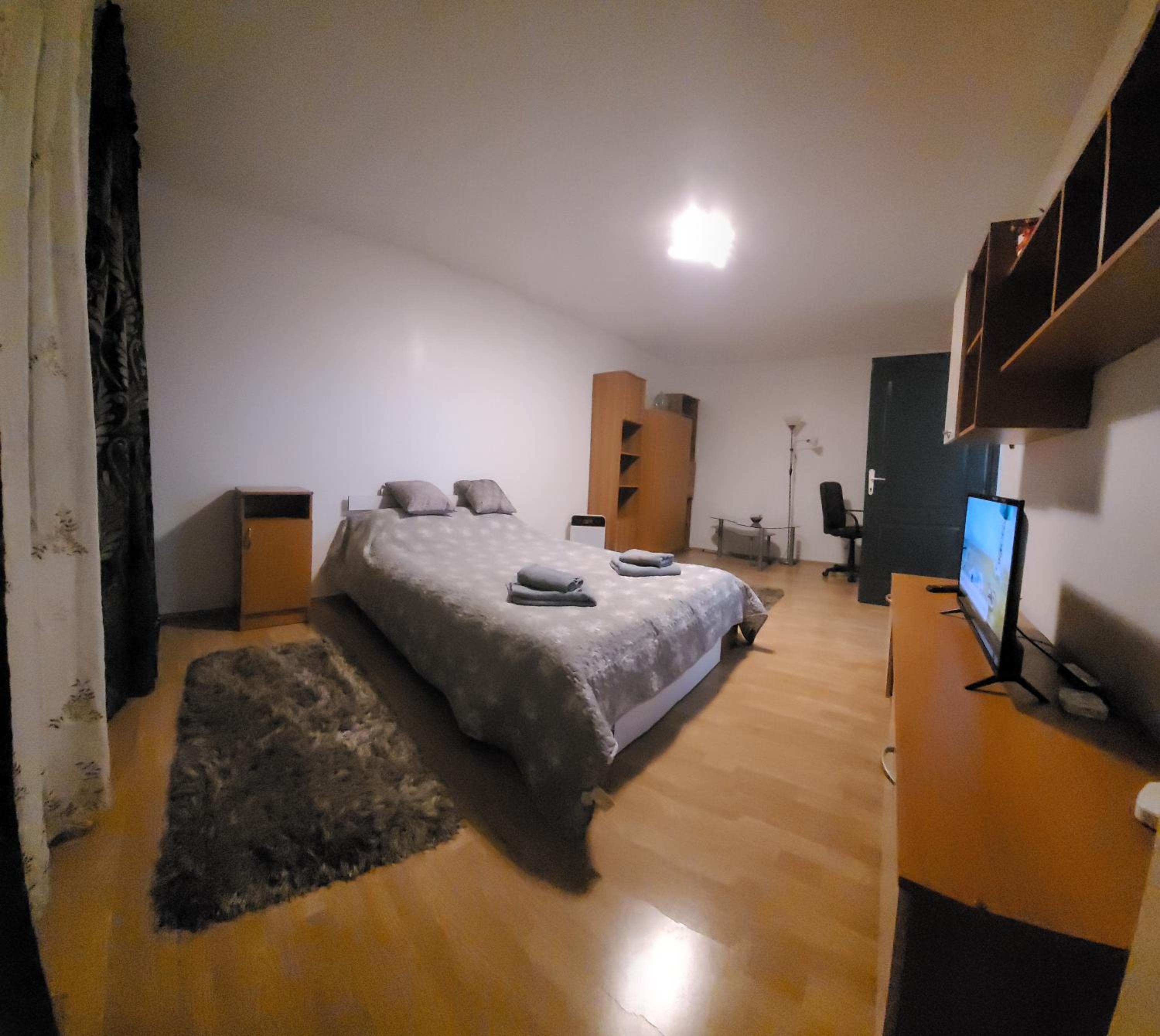One-Bedroom Apartment photo 1