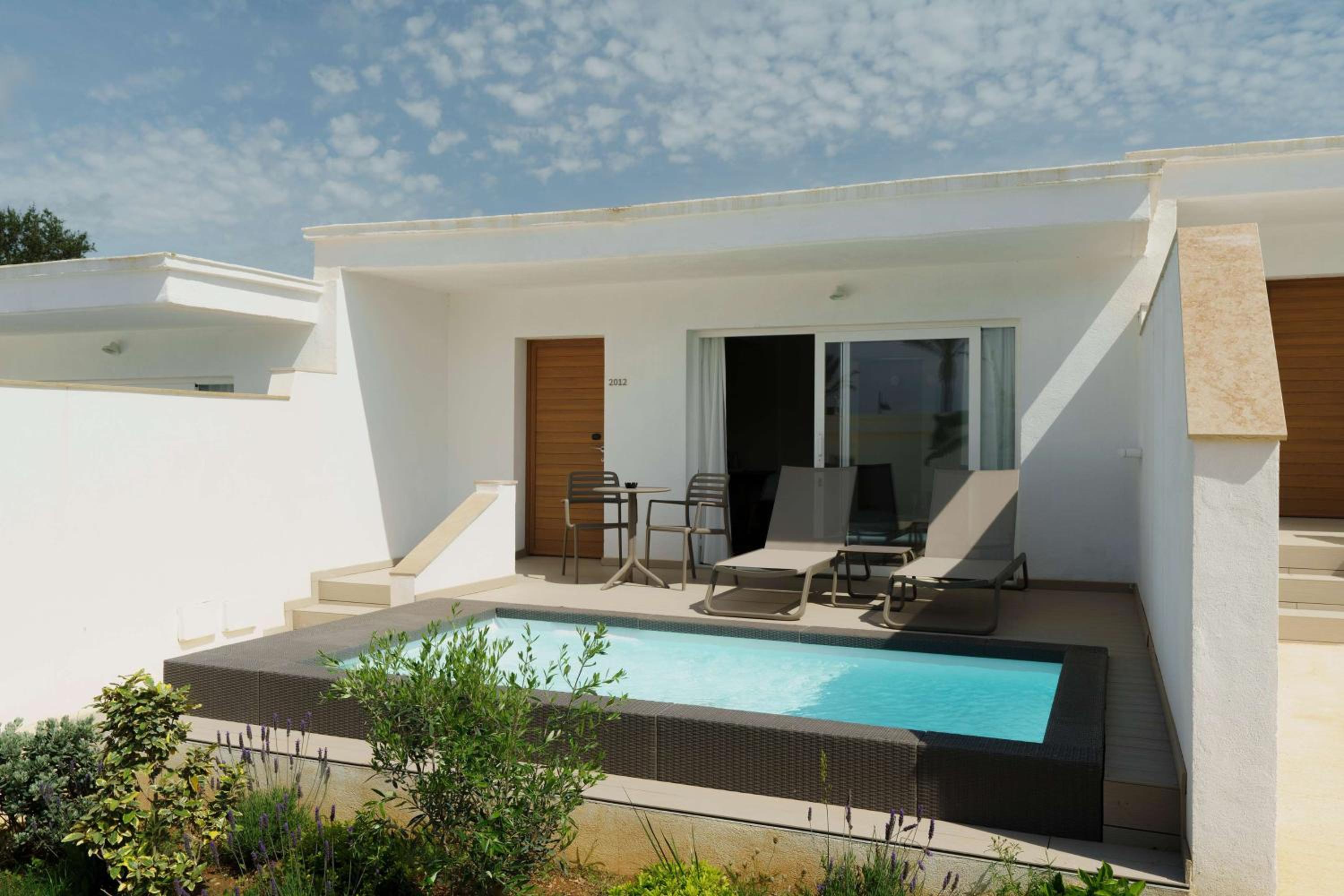 My Favorite Club Suite Swim Up Garden View thumbnail 5