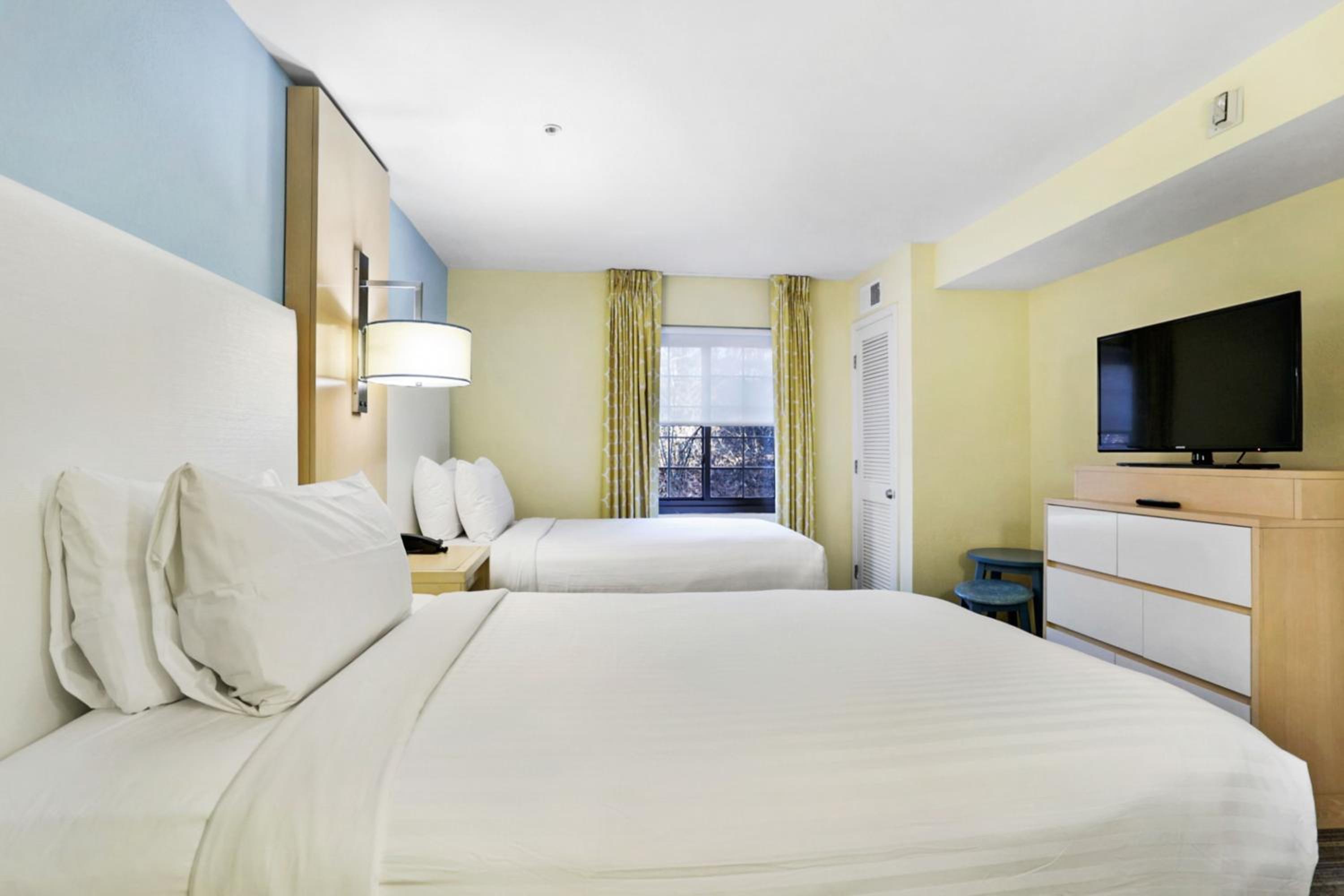 Two-Bedroom Suite with One King Bed and Two Queen Beds - Photo 5