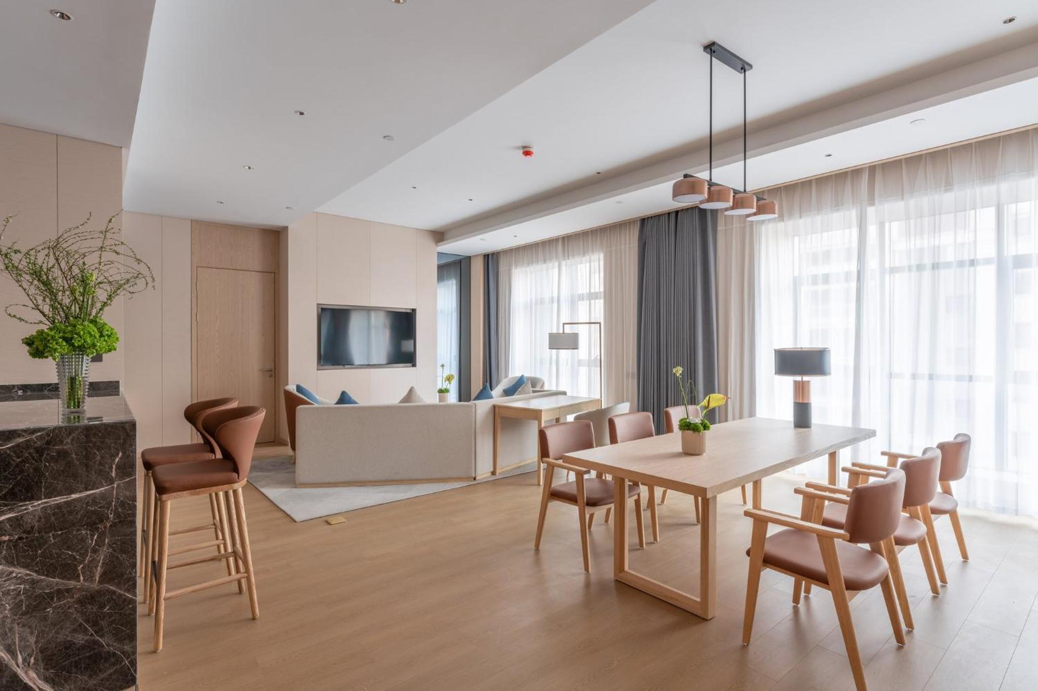 One-Bedroom King Suite with Dining Area photo 1