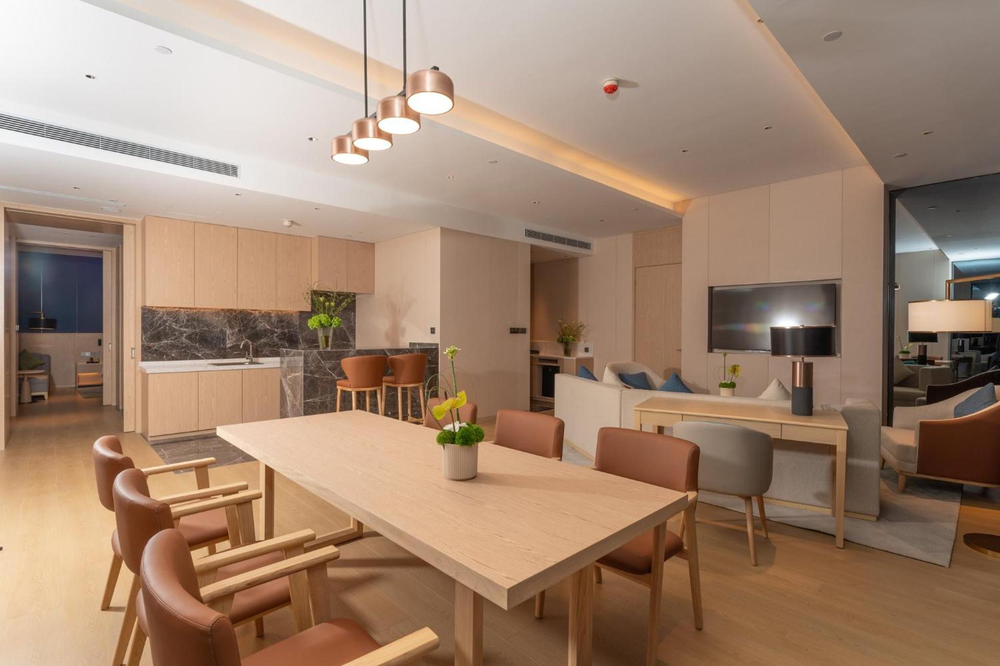 One-Bedroom King Suite with Dining Area - High Floor photo 3