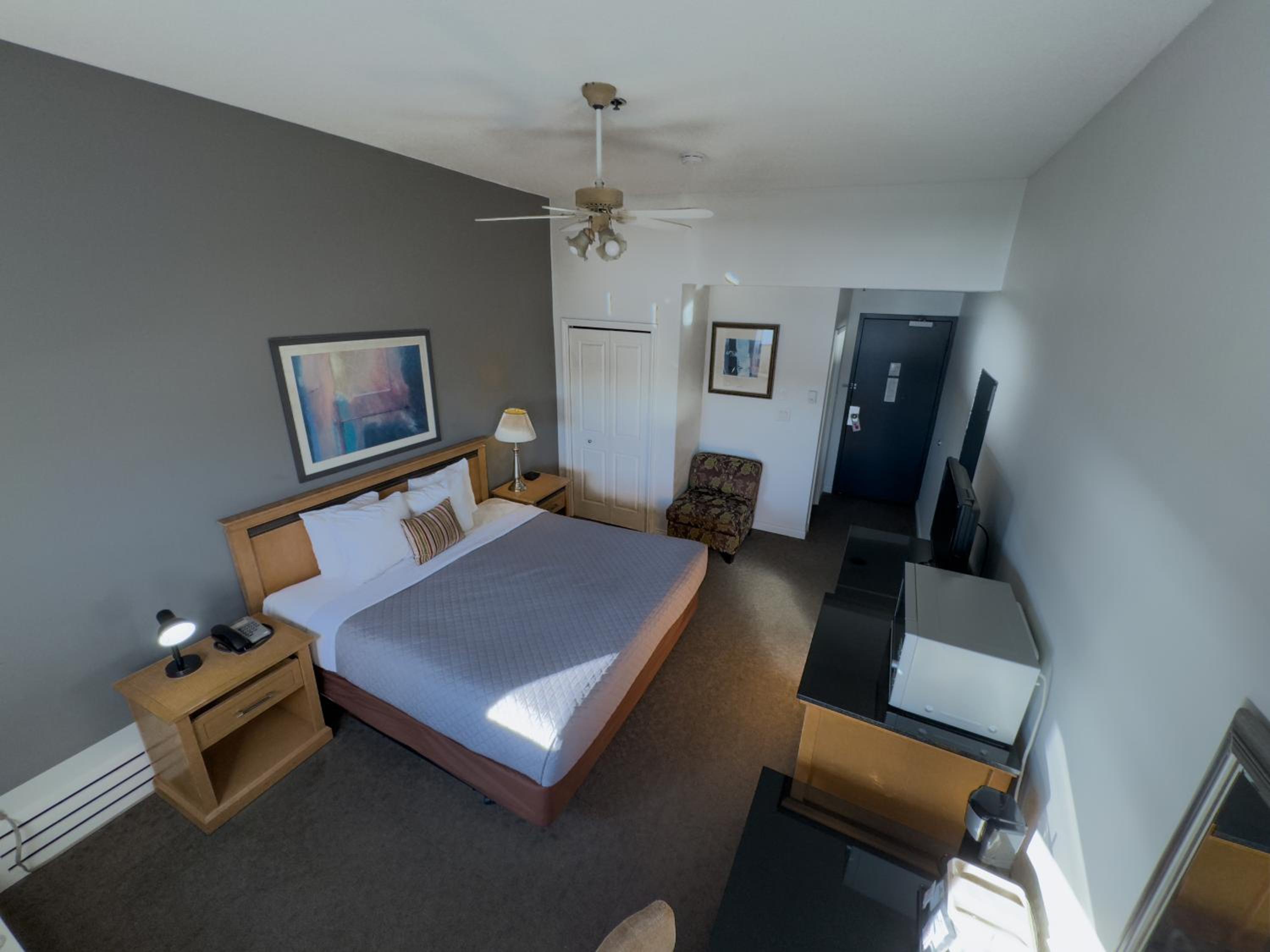 Deluxe King Room - Photo 8