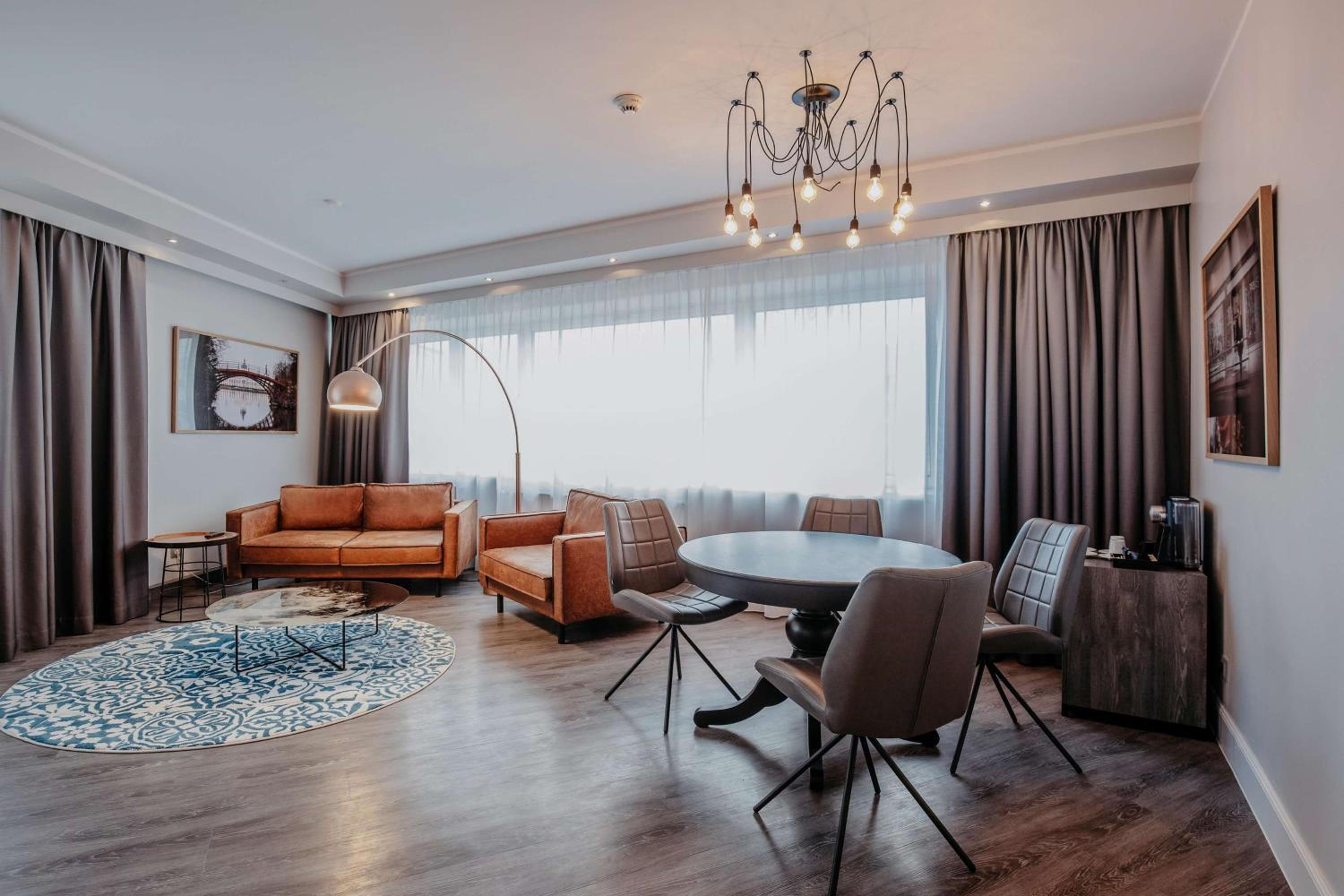 Corner Suite thumbnail 5