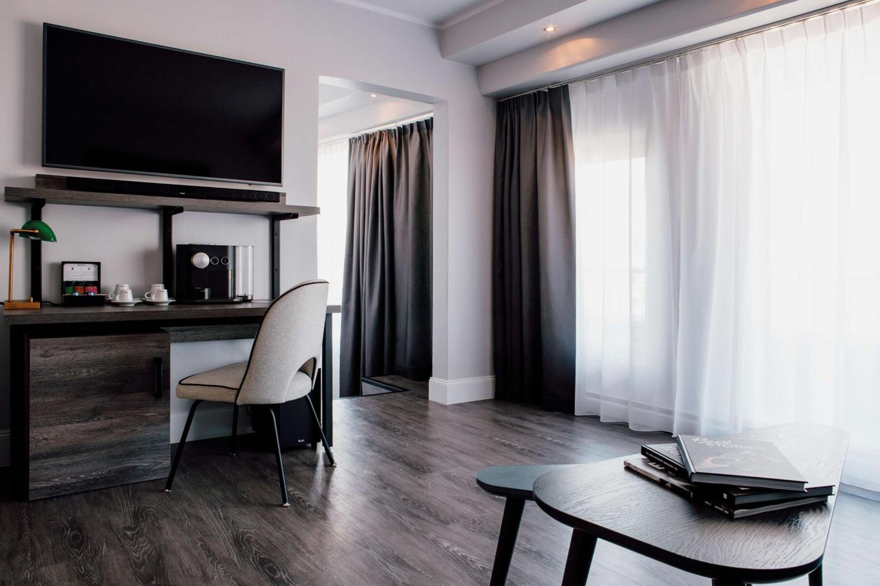 One-Bedroom Suite thumbnail 6