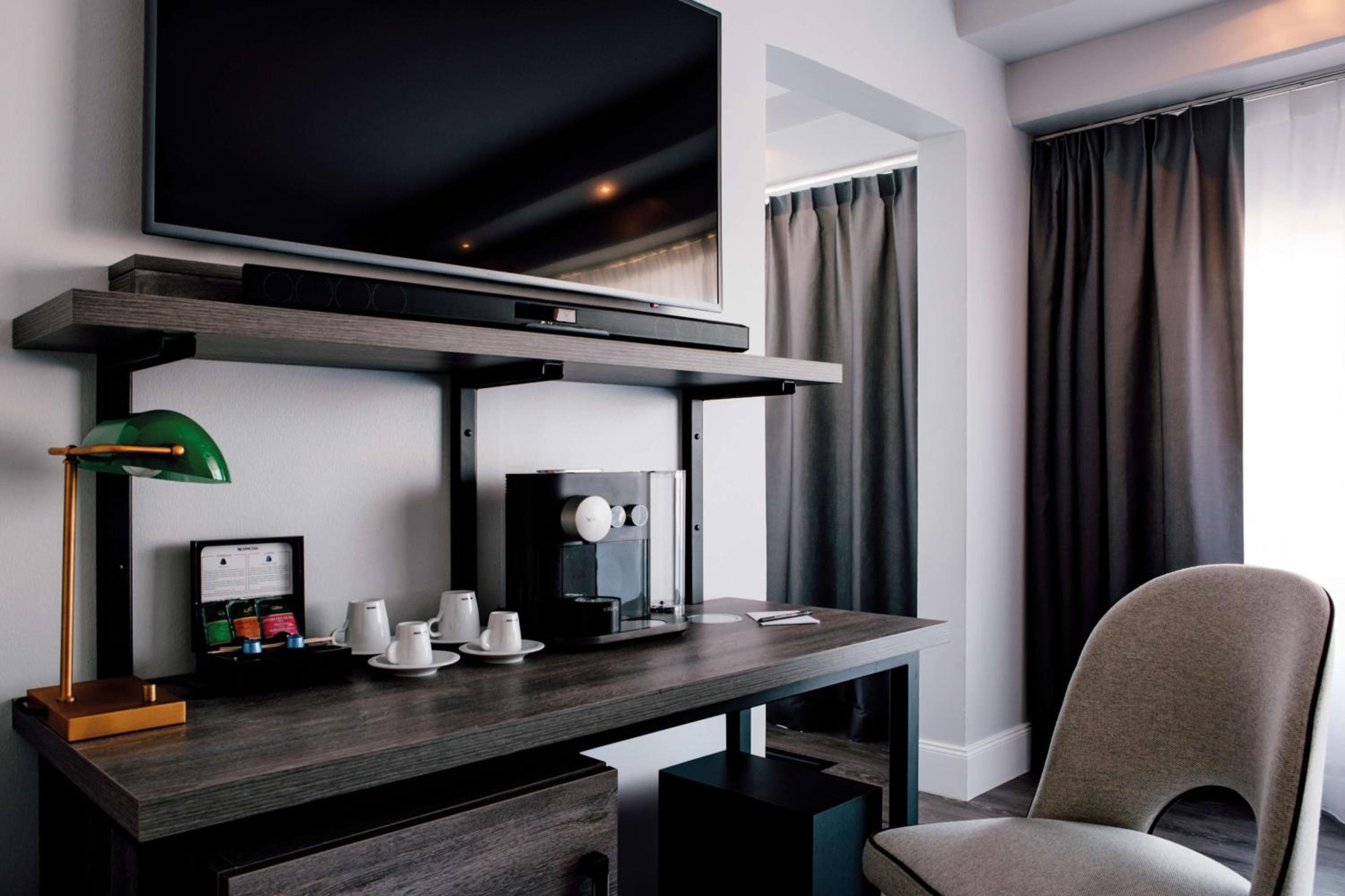 One-Bedroom Suite - Photo 11