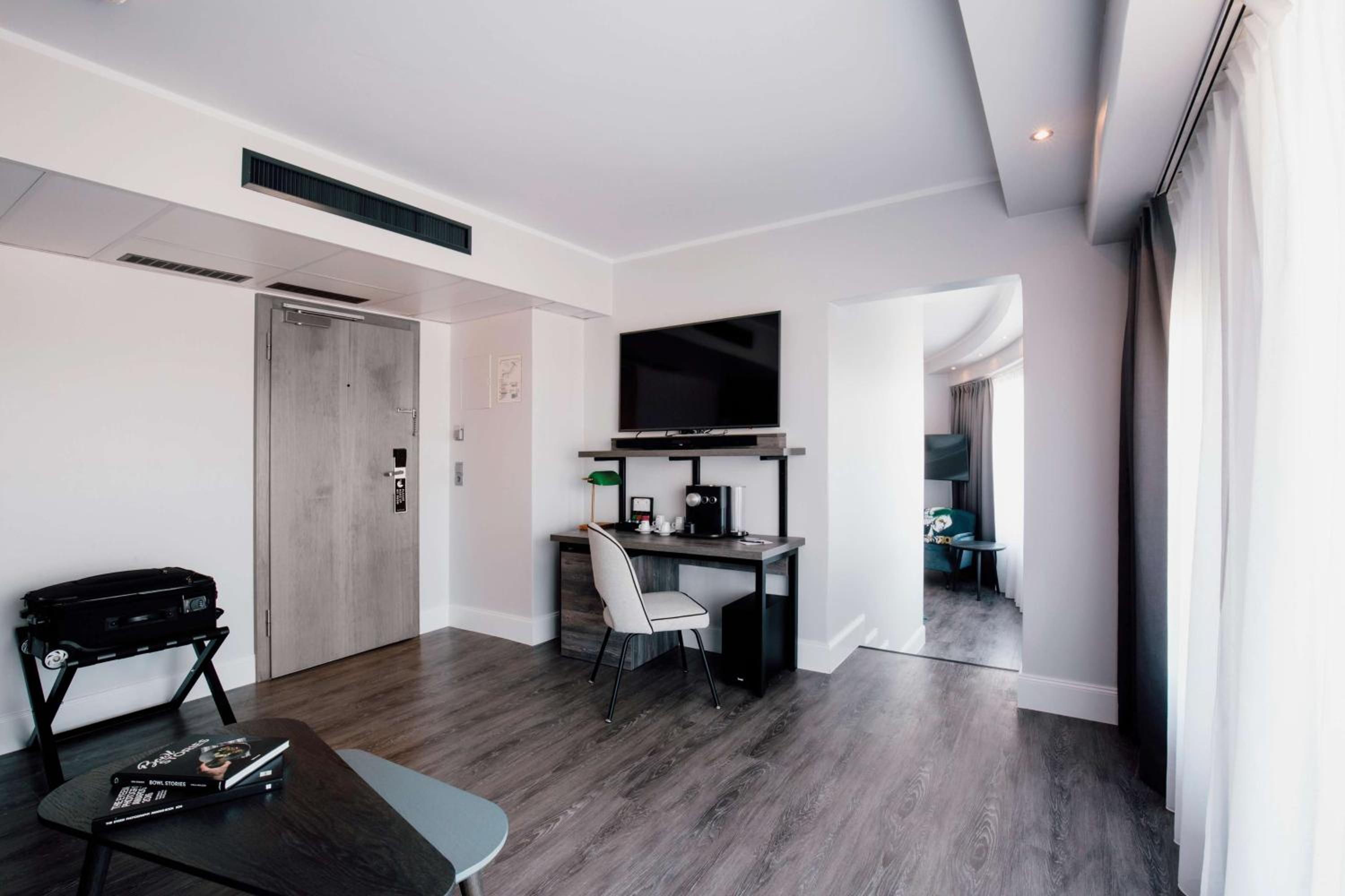 One-Bedroom Suite - Photo 13