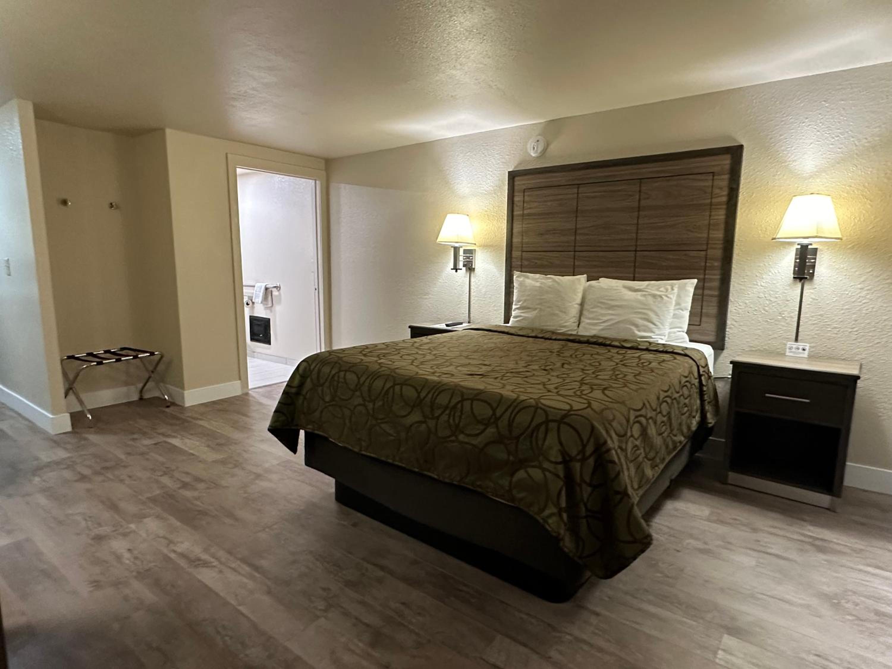 Queen Room - Disability Access - Photo 1