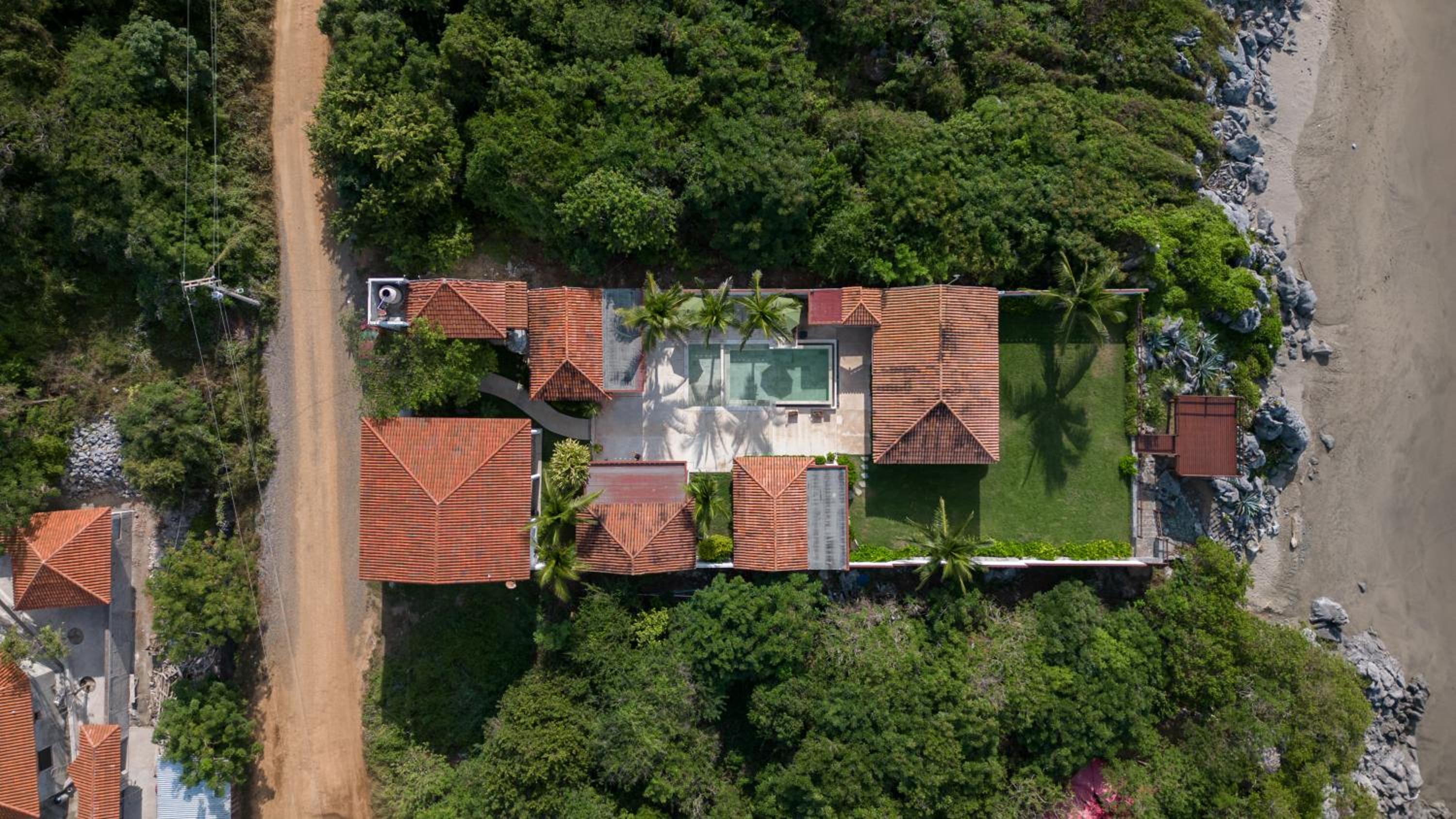 Five-Bedroom House photo 2