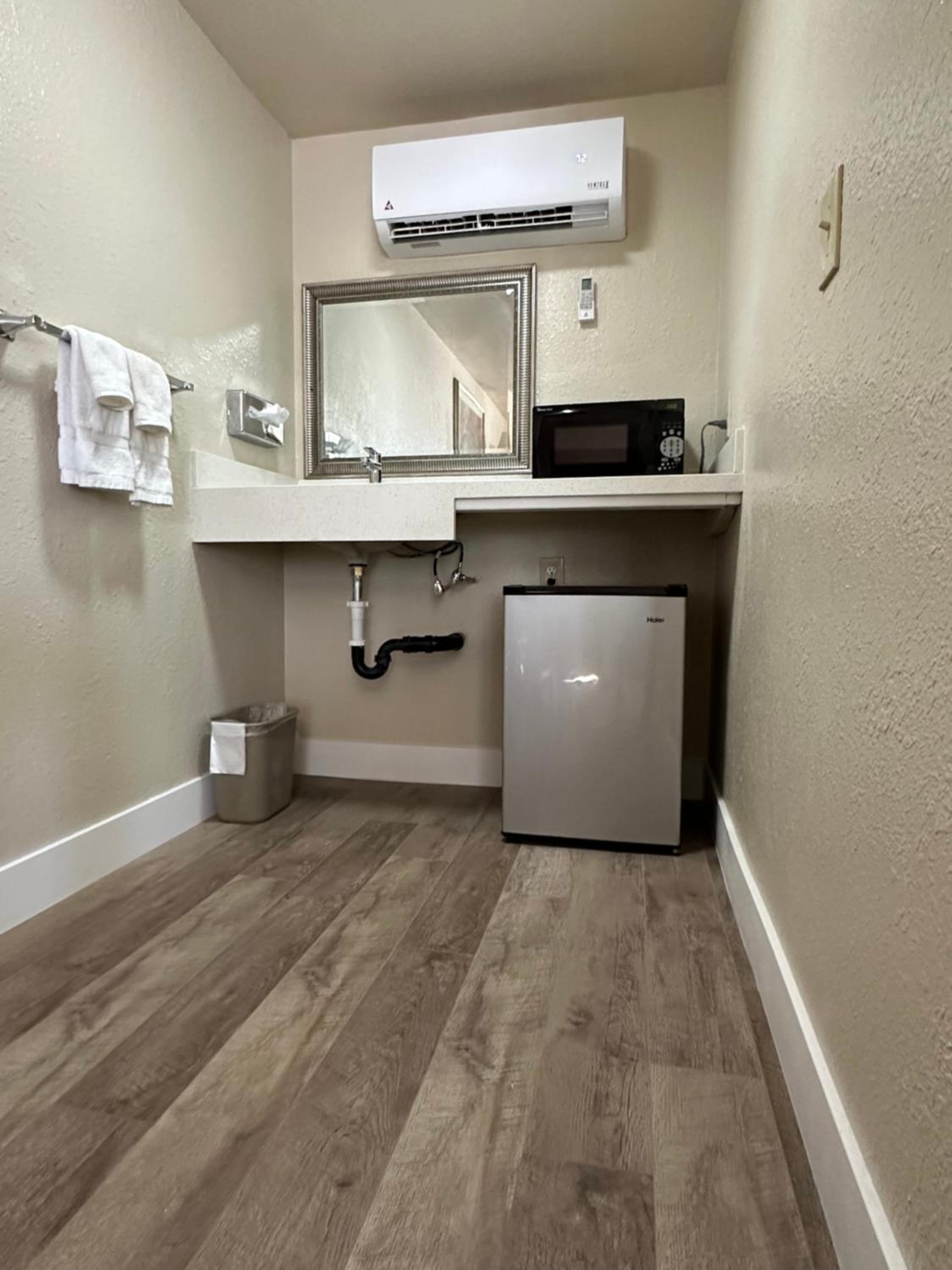 Queen Room - Disability Access - Photo 5